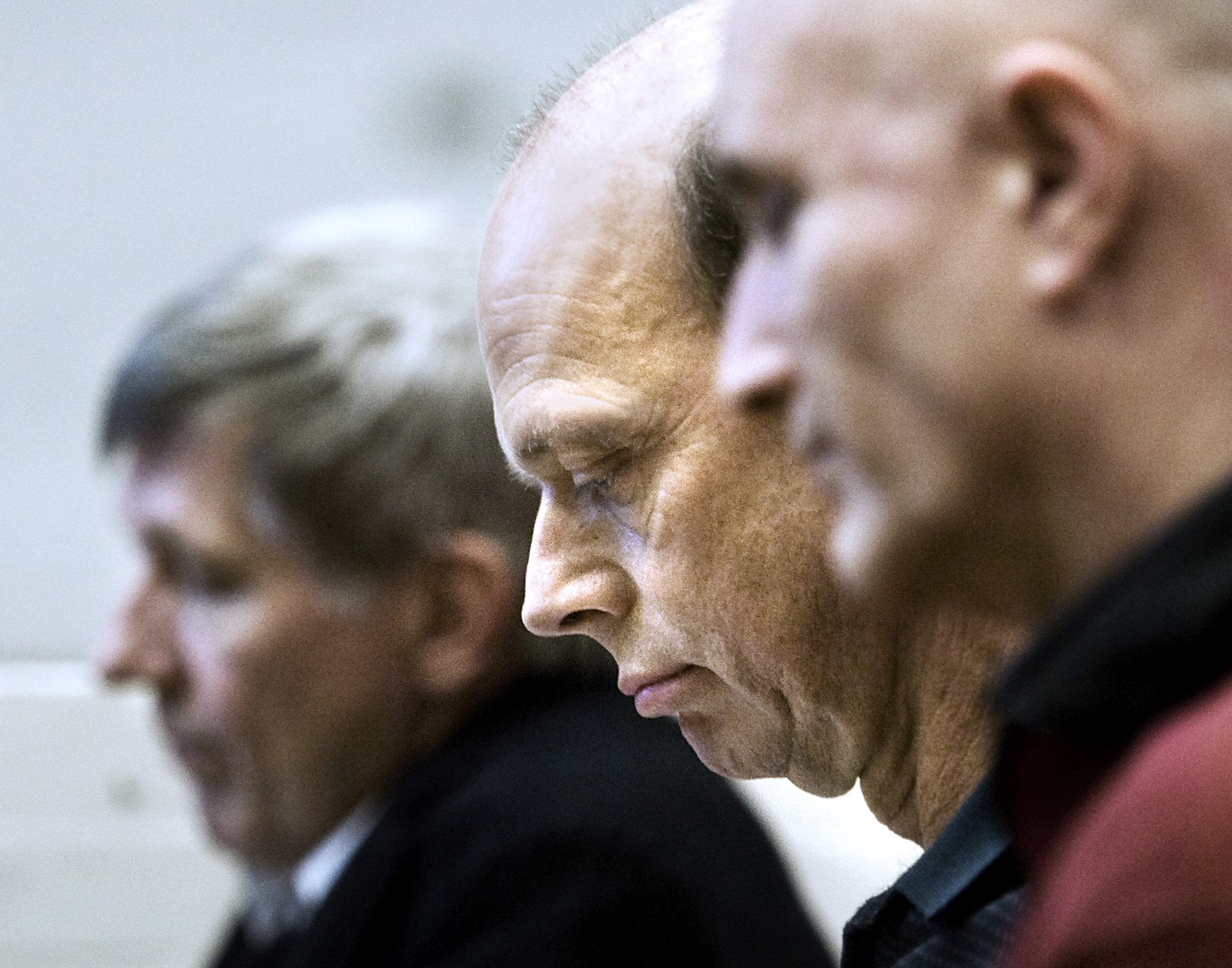 DEKAN I KLEMME - Dekan Nils O. Andersen har svært ved at overbevise de ansatte om at Biologi går en lys fremtid i møde. Nedskæringerne på Nat har talrige årsager, men på mødet landede aben hos dekanen (i midten af billedet. Til venstre for ham sidder rektor Ralf Hemmingsen, til højre institutleder på Biologi Karsten Kristiansen).