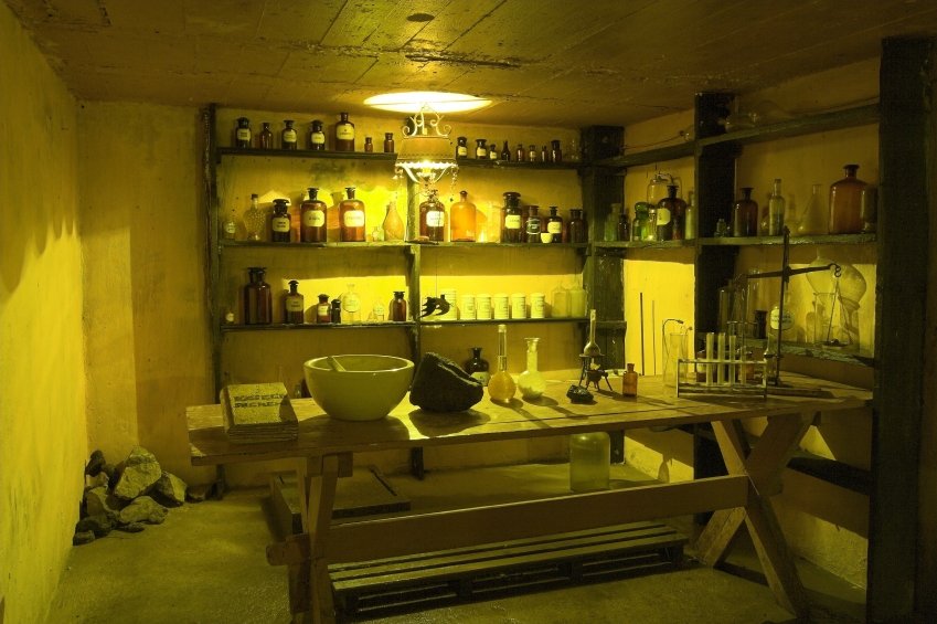 GAMLE LABORATORIER - dette laboratorium tilhører en alkymist, men flere steder er faciliteterne ikke stort bedre på Københavns Universitet.