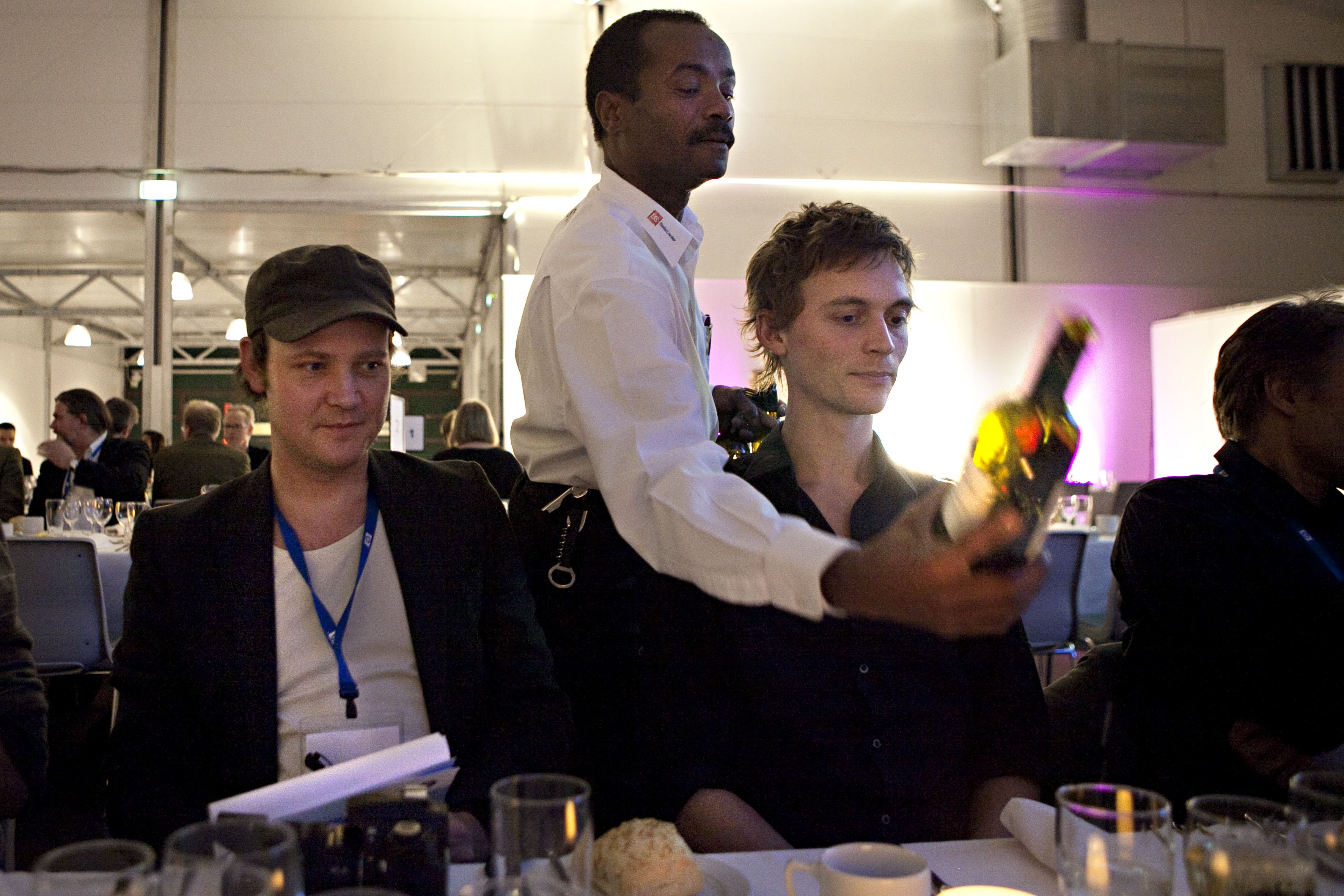 SOMMELIER-ARMSVING - Universitetsavisens spisende redaktion gransker etiketten. Siddende: Sune Engel Rasmussen (til højre) og Christoffer Zieler.