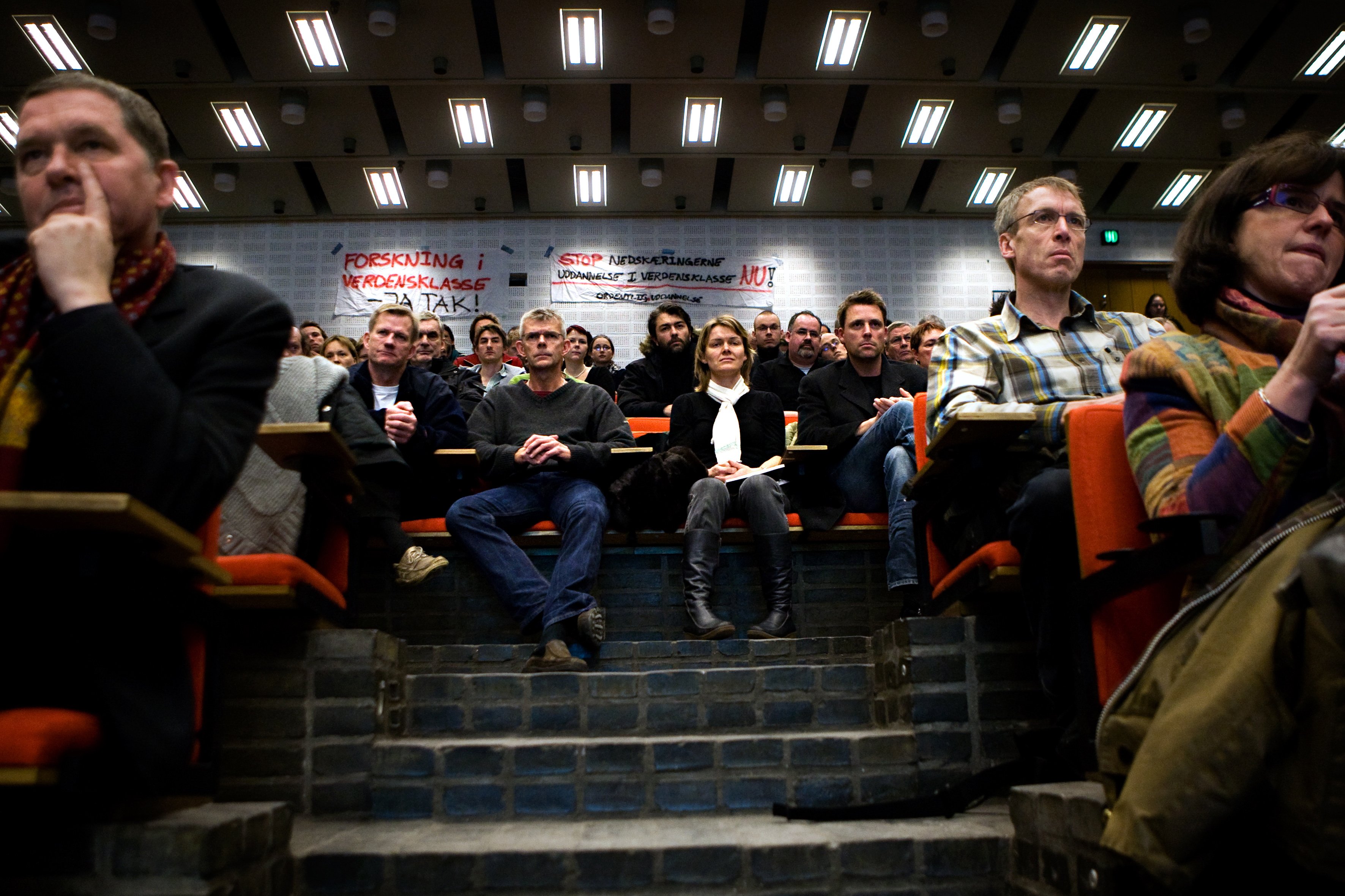 MISTILLID - De ansatte på Institut for Biologi var til orienteringsmøde den 16. januar 2009 med rektor, dekanen og institutlederen om besparelserne på Det Naturvidenskabelige Fakultet. Baggrunden var at 135 medarbejdere på instituttet i et åbent brev havde erklæret deres mistillid til fakultetsledelsen. Nu får nedskæringsrunden måske et efterspil da det viser sig at der er flere tillidsrepræsentanter blandt de der blev 'prikket'.