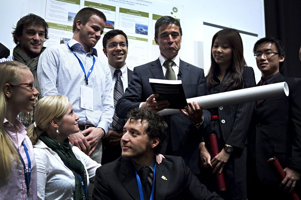 GODE RÅD GRATIS - De jurastuderendes 14 forslag til en international klimaaftale blev samlet i en bog og overrakt til Anders Fogh Rasmussen på KU's klimakongres.