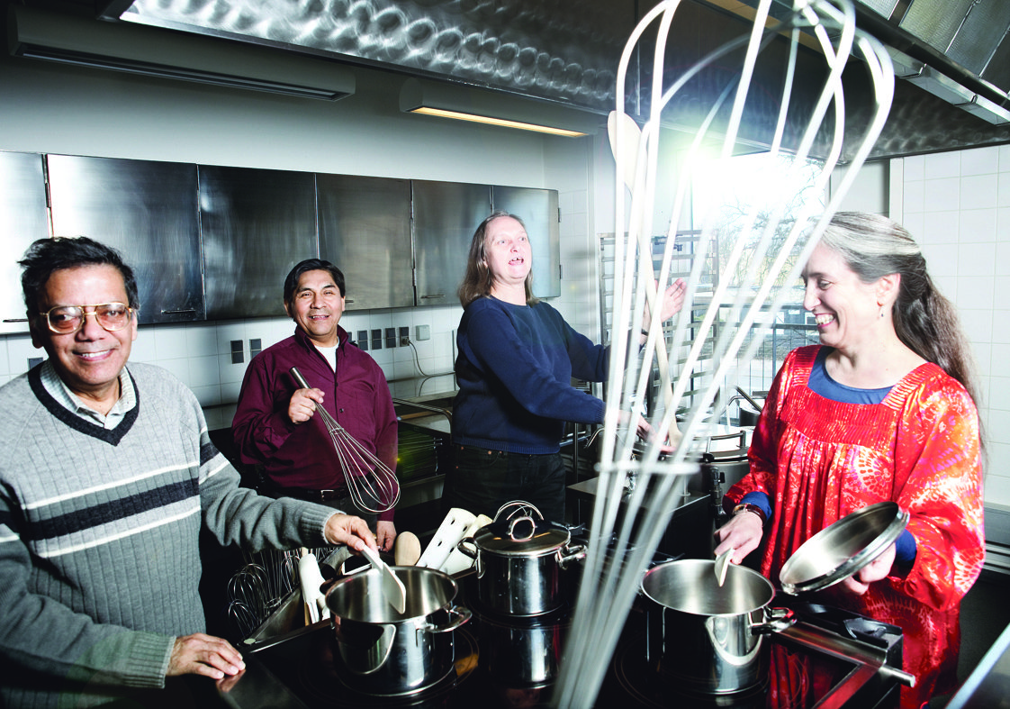 INTERNATIONALT - Anil Vohra (til venstre), Gabino Maximo Casas Casanova, Christina Cuthbertson og Claude Mona hygger sig allerede i køkkenet på Institut for Human Ernæring.
