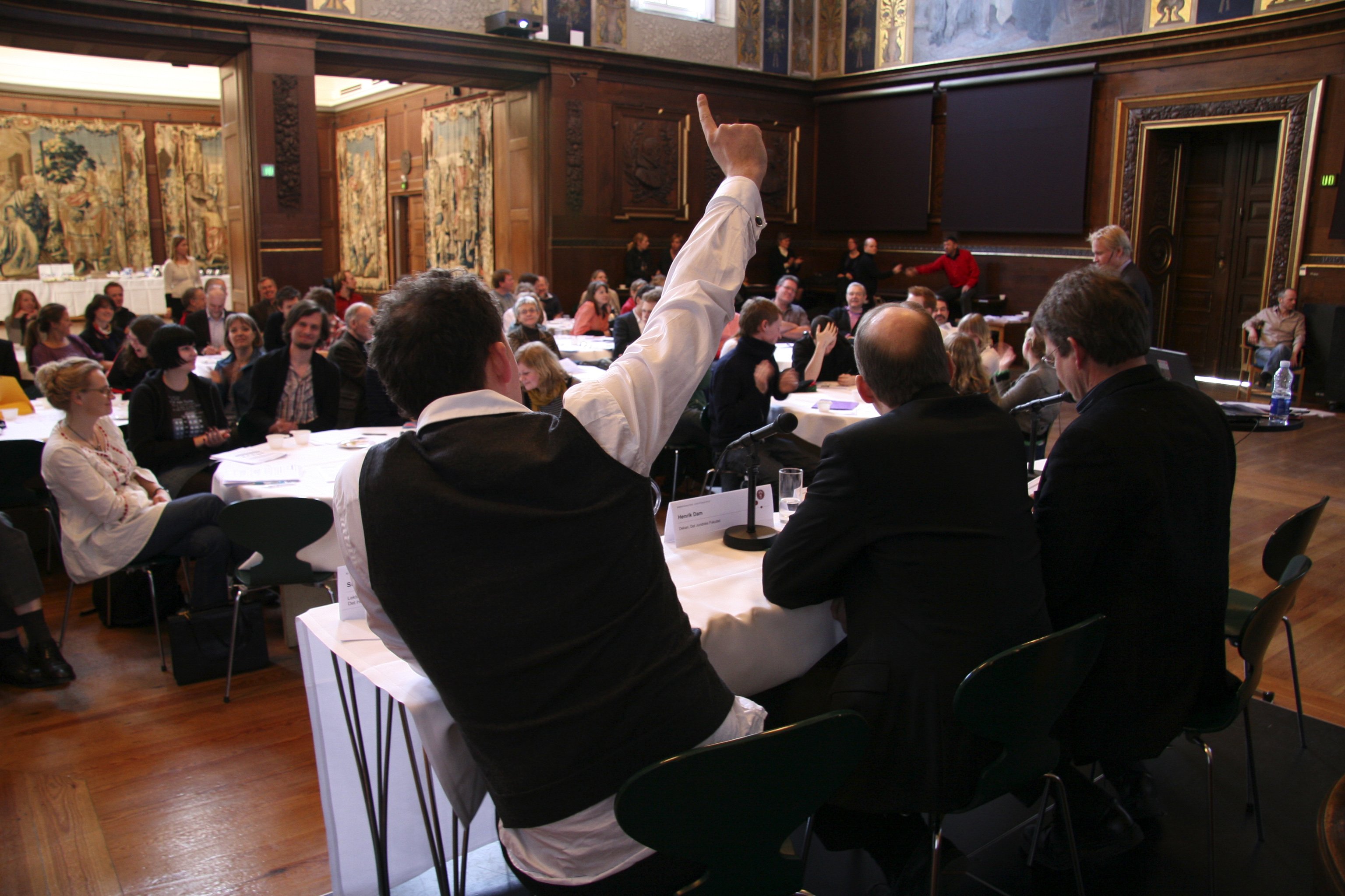 IVRIGT PANEL - Lektor Sune Auken strækker sig for at byde ind i en ivrig debat.