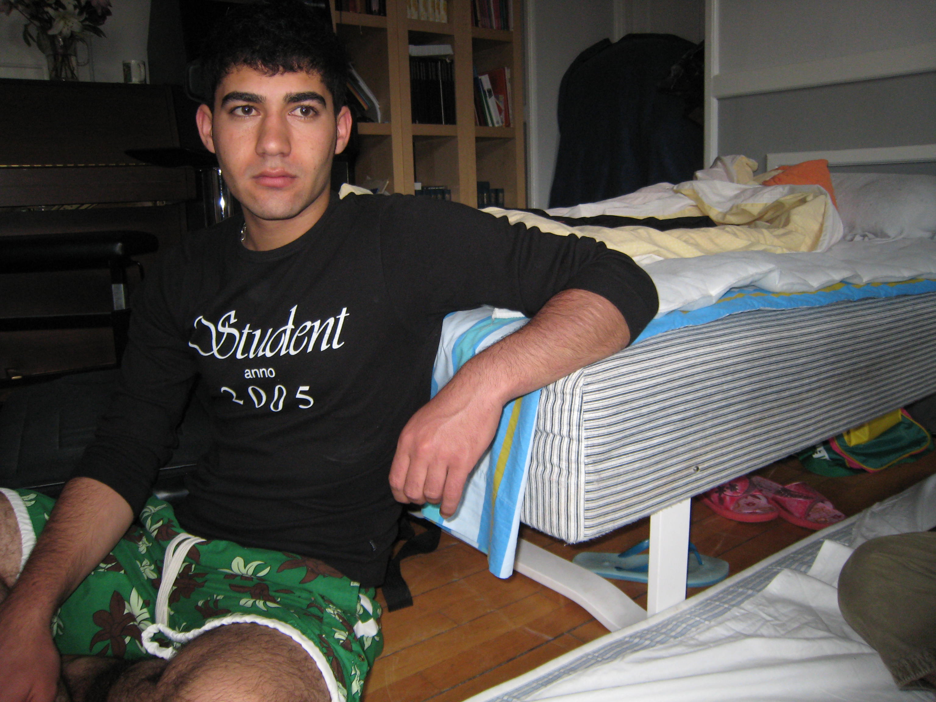 T-shirtens tekst til trods har 18-årige Diar Ali ikke fået anden uddannelse end lidt danskundervisning. Han kom alene til Danmark for to år siden. Mens han har været her, er hans far blevet dræbt i Irak.