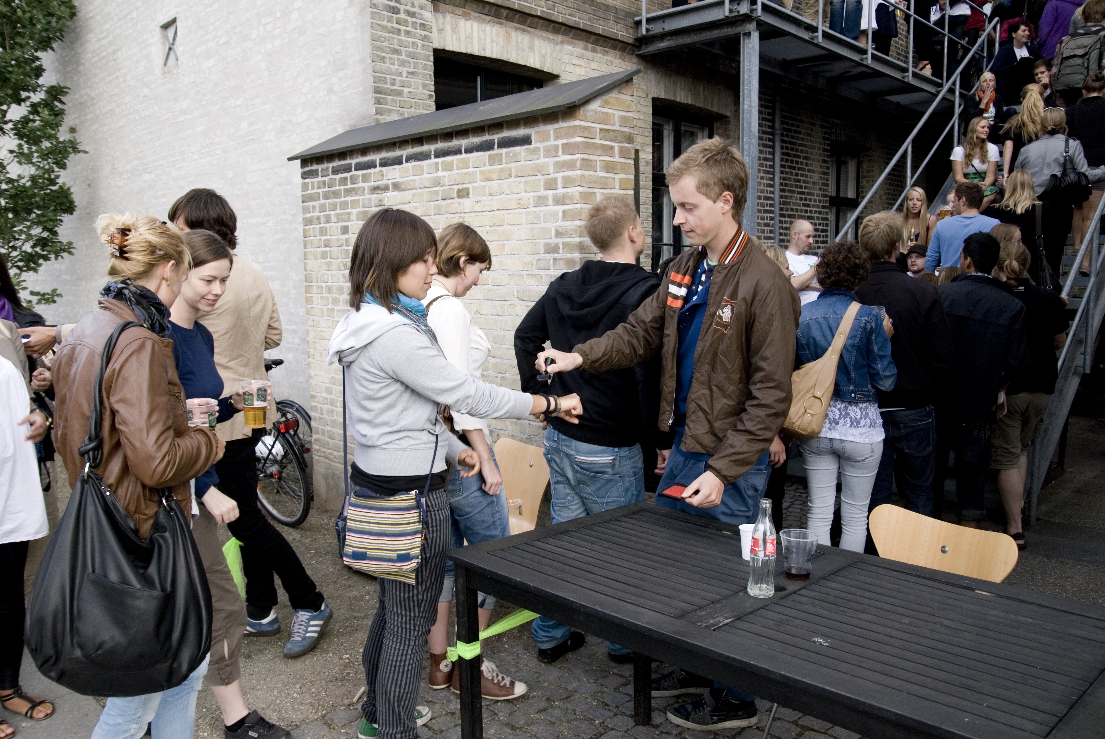 IND I VARMEN – Studenterrådsformand Mattias Friis Jørgensen lukker de nye russer ind til festen på Københavns Universitet, hvor band og dj levendegjorde prorektor Lykke Friis’ mange referencer til popmusikken tidligere samme dag. 