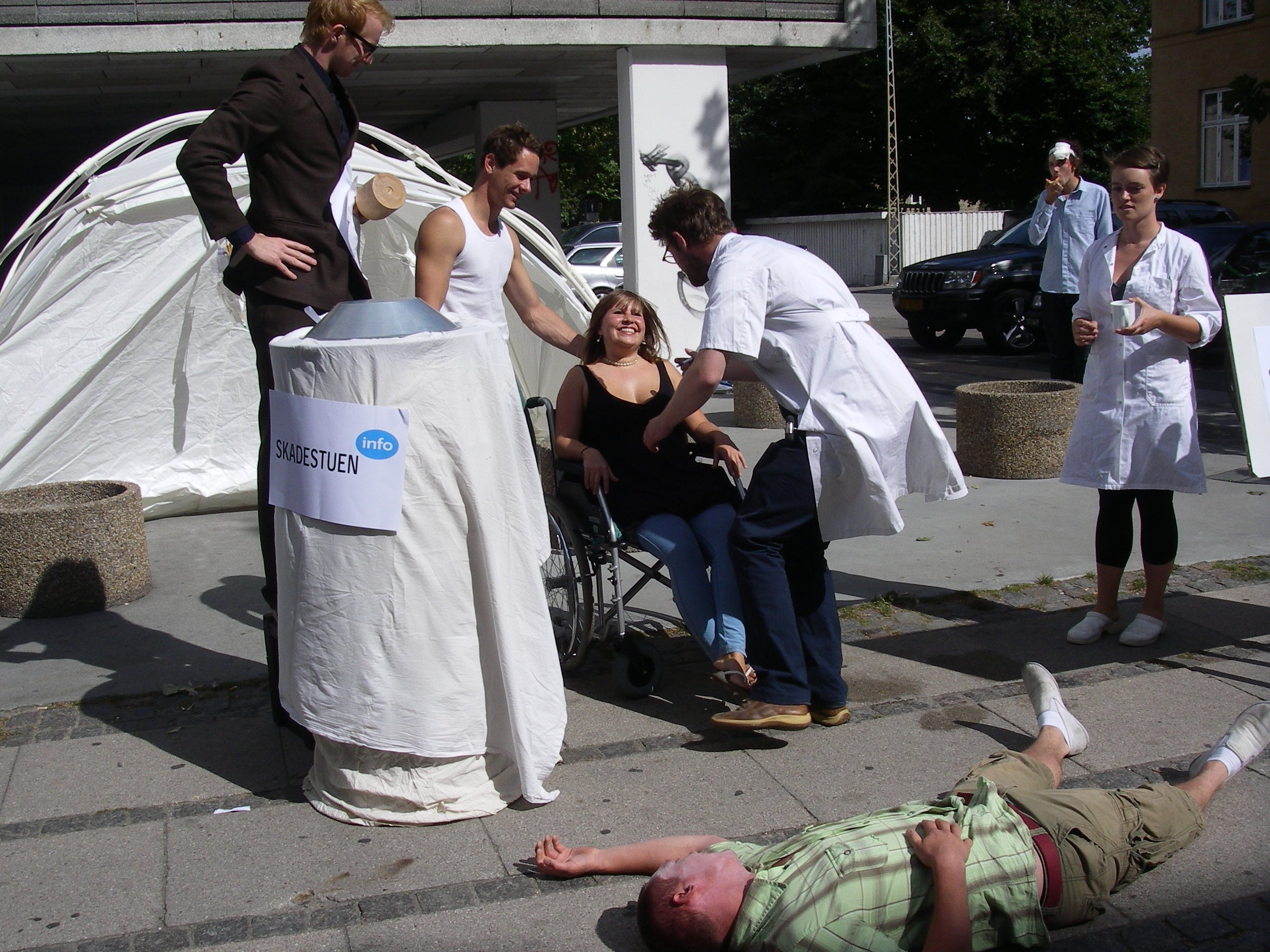 POLITISK AUKTION - Signe Agersnap er den heldige vinder af auktionen og kan få lavet større bryster, mens Kim Foss må dø af sin blindtarmsbetændelse.