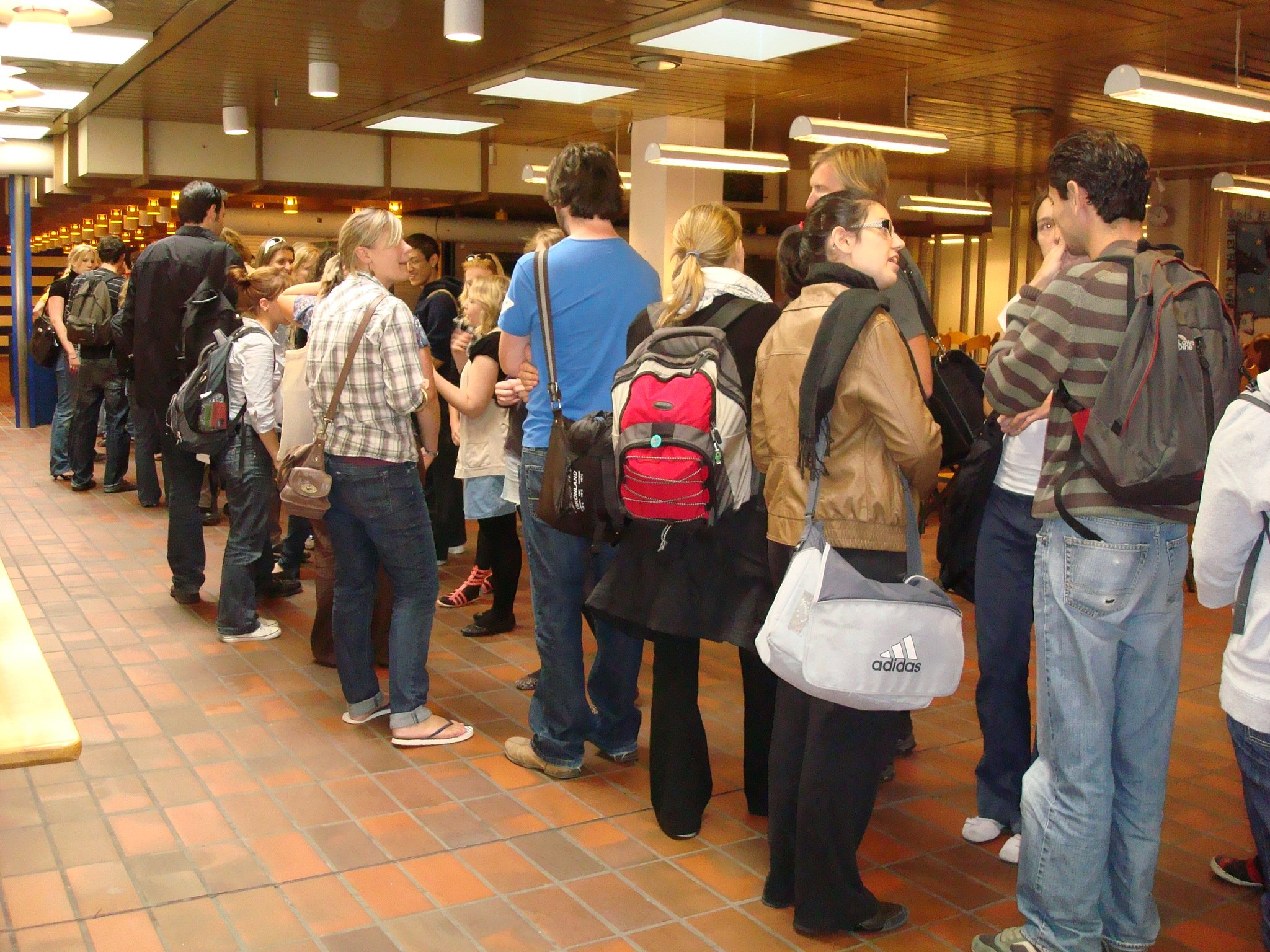 International exchange students from the Danish language course line up for lunch at the Faculty of Humanities 