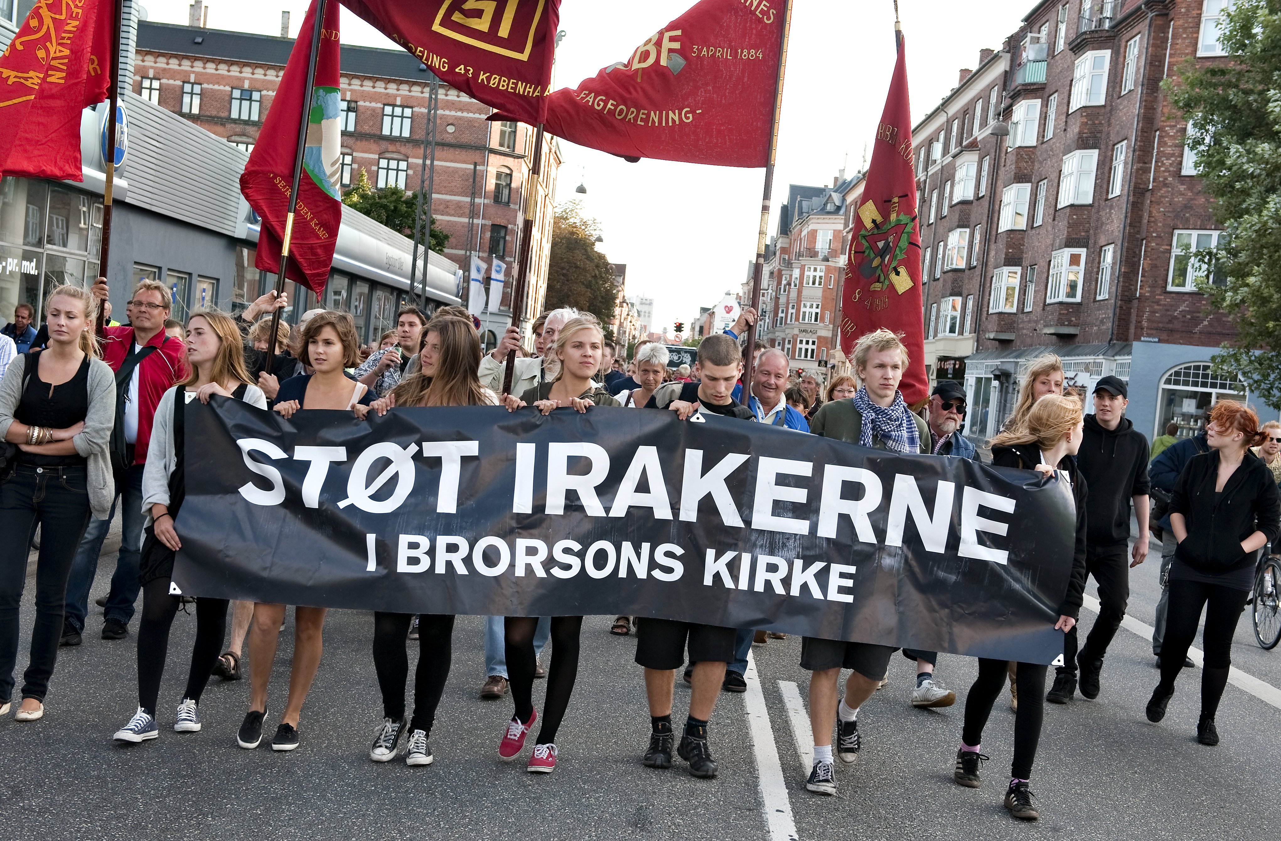 Tusindvis af demonstranter marcherede mod Christiansborg efter politiets rydning af Brorsons Kirke i august. En gruppe studerende vil nu koncentrere indsatsen for permanent asyl til de irakiske flygtninge og for en ændring af den danske asylpolitik i en ny forening.