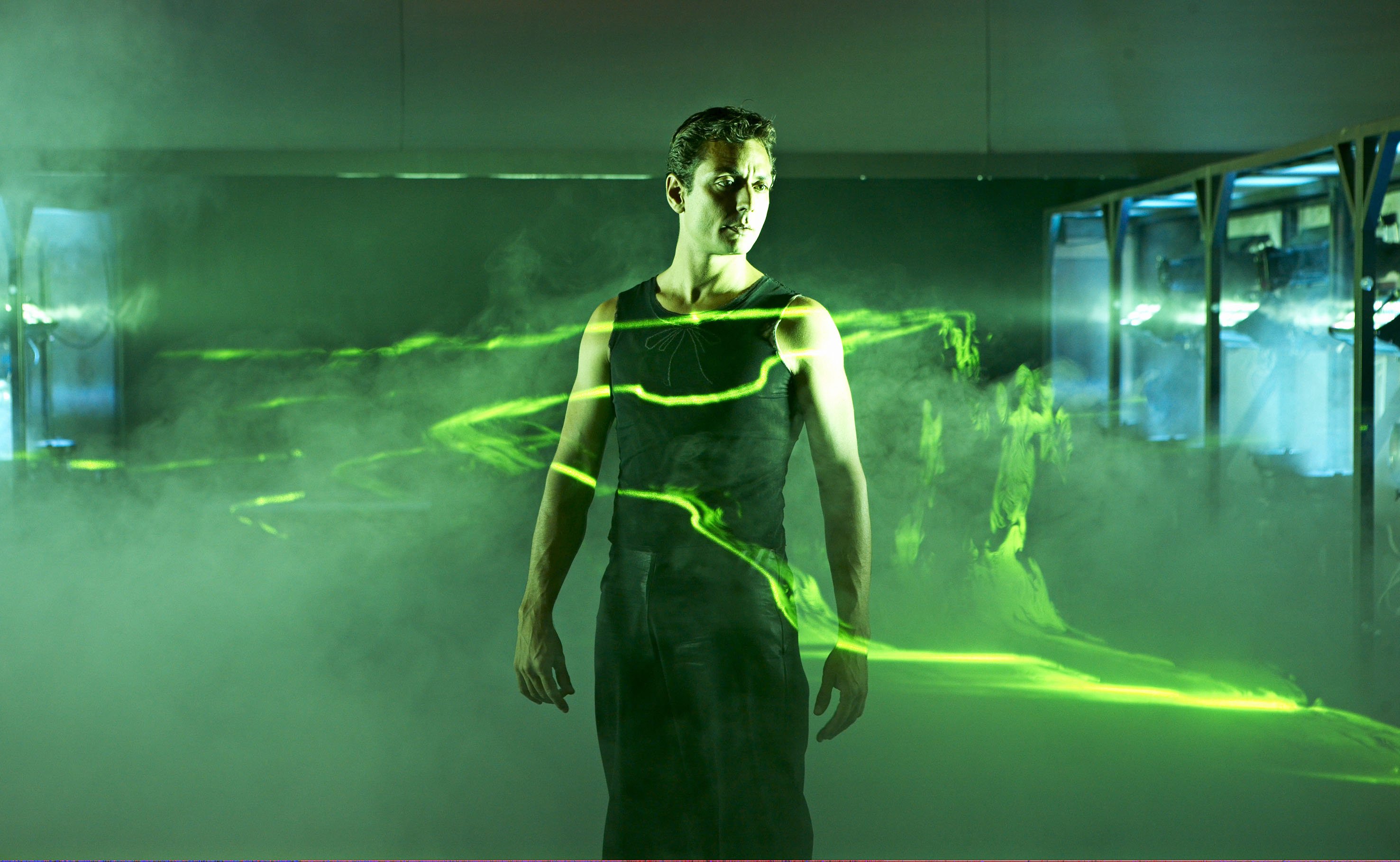 ALGER - Det grønne laserlys bugter sig som mikroorganismer i havoverfladen. Hotel Pro Forma og The Knifes opera om Charles Darwin tog Universitetsavisens anmelder med på rejse og holdt ham beskæftiget i et par dage.