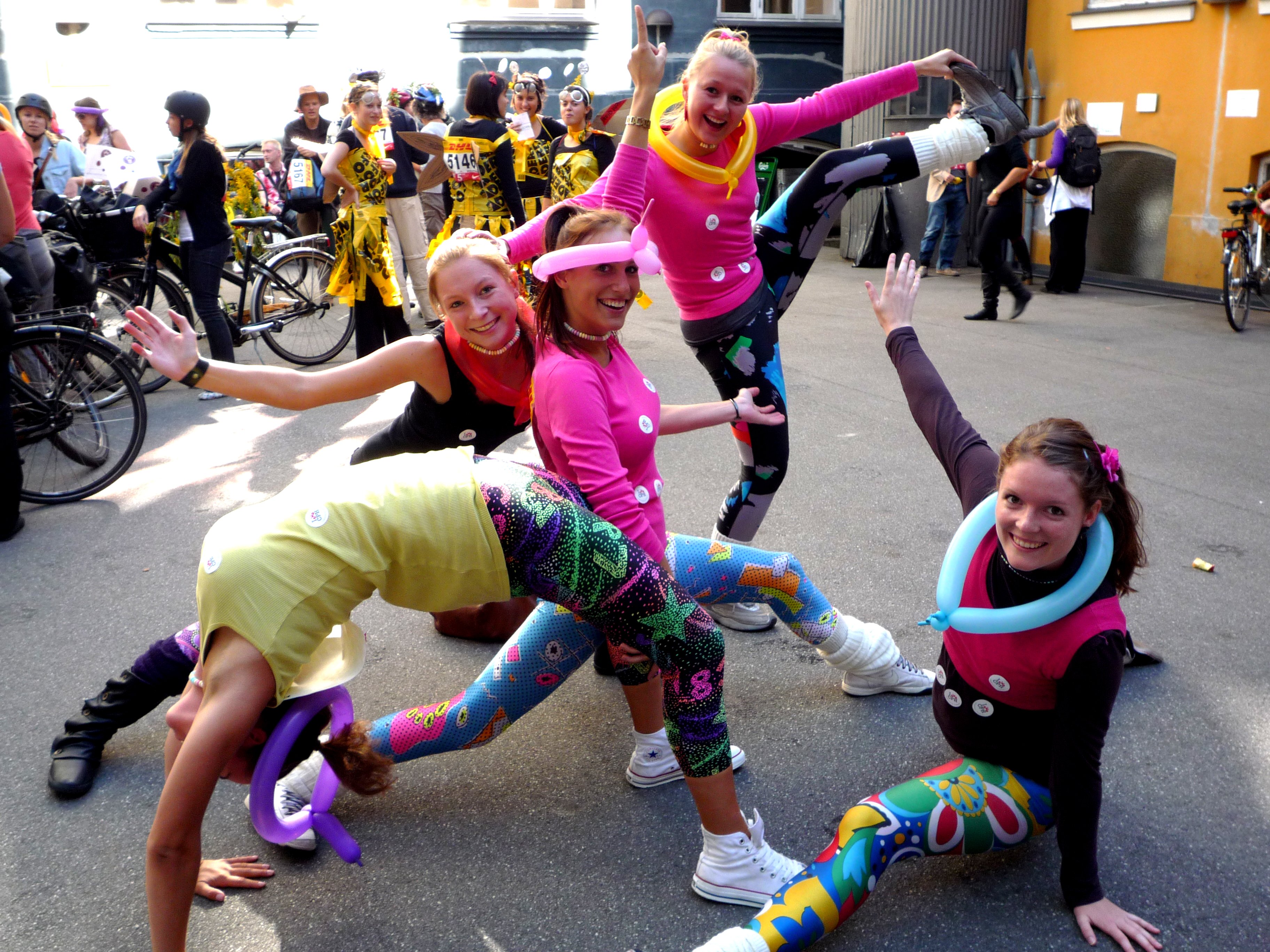 GØGL - Gården på Det Teologiske Fakultet myldrede med cykelhold i sprællemandsklædedragt.
