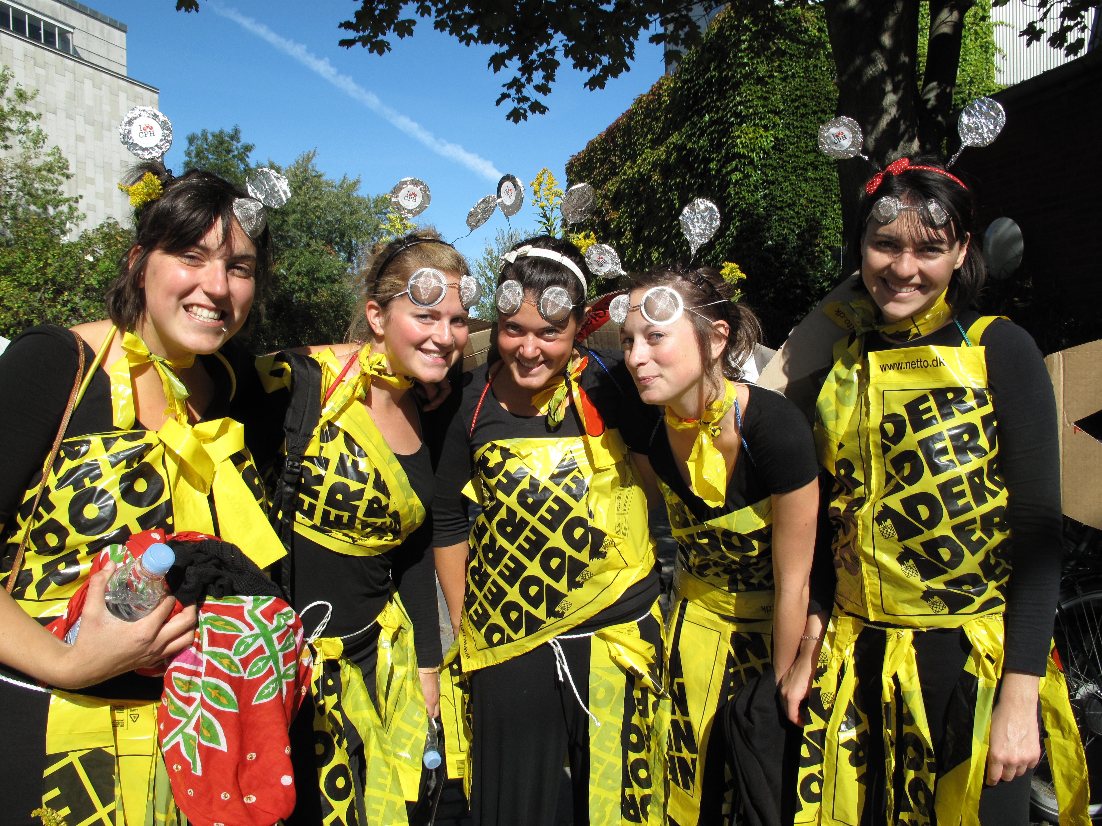 PLASTIKBIER - Cykelmode er mange ting. Dette hold deltog i Campus Race iført (sponsor-?)tøj fra en supermarkedskæde, hvis navn kan anes for den læser, som lægger hovedet på skrå.