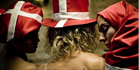 TEATERKONCERT - Quasi Teater tager fat på danskhedens tilknytning til sangen. Hvor dansk kan det blive, før det bliver ulækkert? Sådan cirka.
