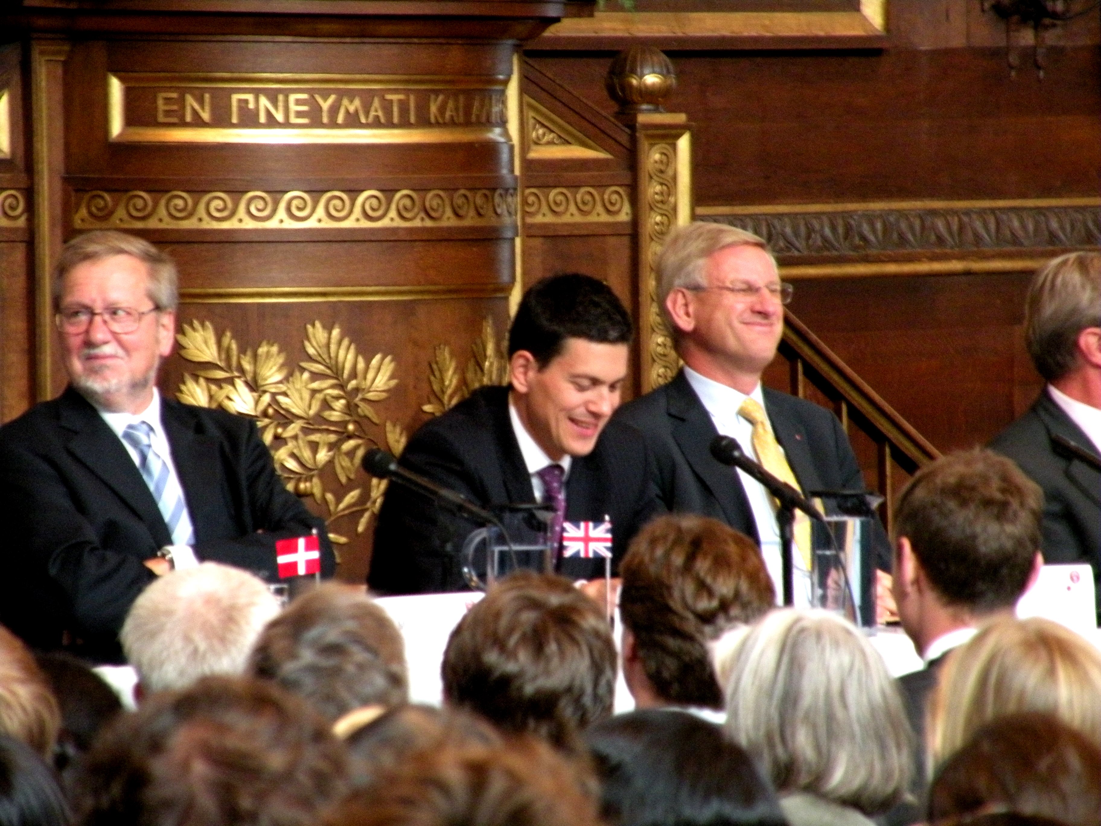 ALARMKLOKKE - Den britiske udenrigsminister David Miliband overbragte ministerklubbens budskab med størst tydelighed. Jeg håber ikke, at nogen har fået den tanke, at vi er her i dag for at komme med opmuntrende ord til jer, sagde han. Ministrene fandt dog opmuntring undervejs i hinandens og ordstyrers vitser. Miliband sidder i midten, tv. Per Stig Møller, th. Carl Bildt.