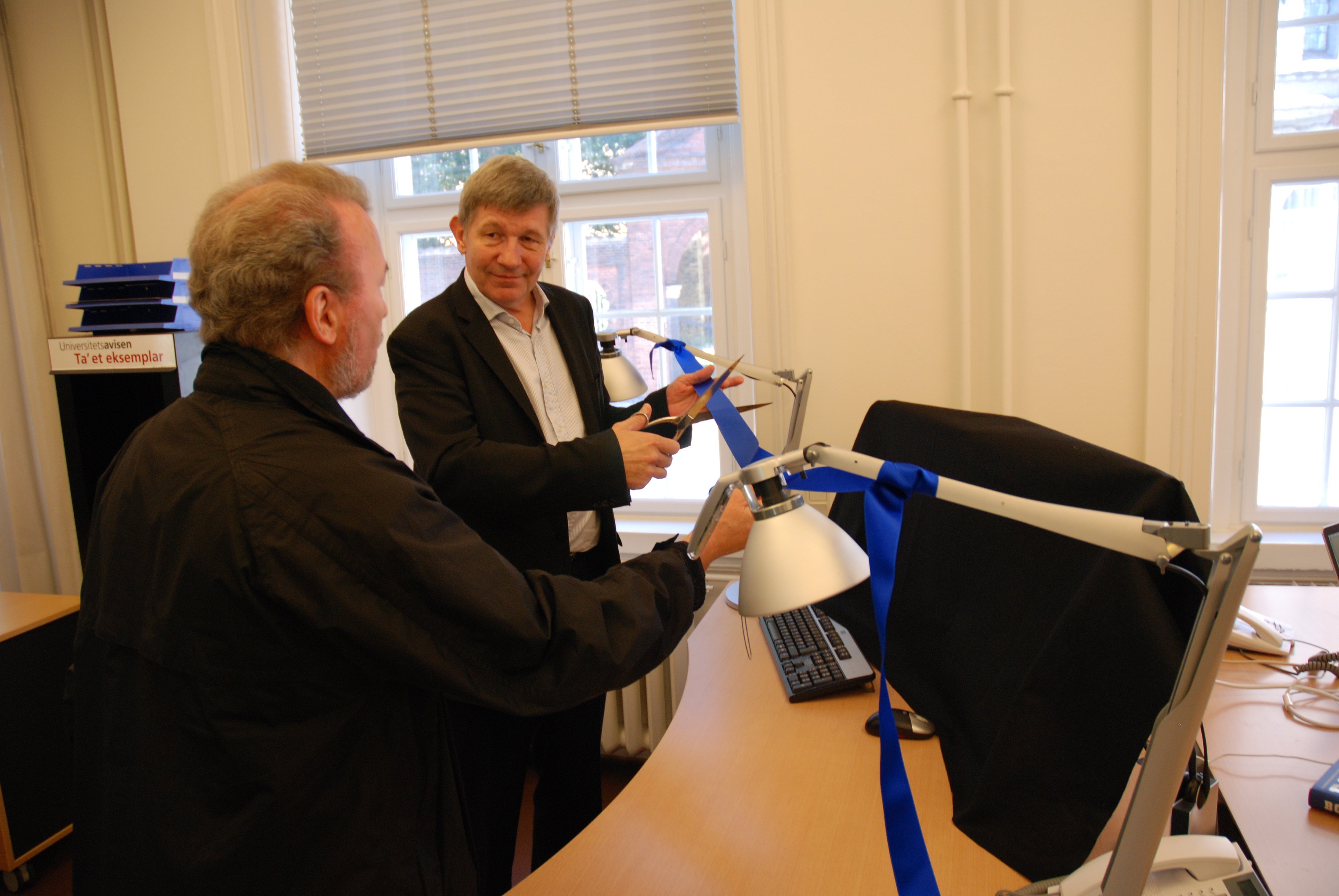 SAKSET - Rektor Ralf Hemmingsen (th.) klipper snoren foran de formummede webavis-skærme over, godt hjulpet af medarbejderrepræsentant, næstformand i Hovedsamarbejdsudvalget, Poul Erik Krogshave.