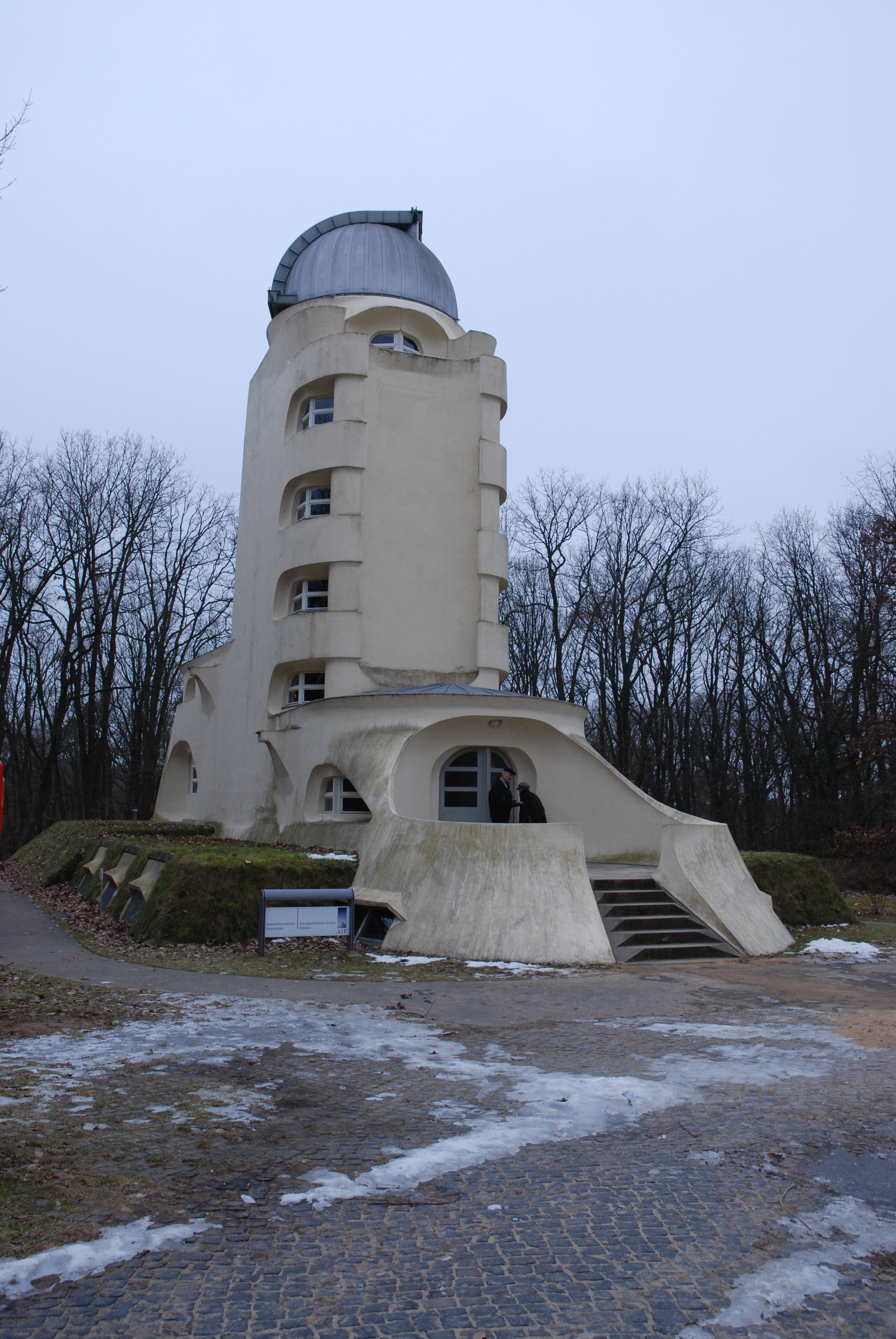 NYE LABORATORIER - Panumtårnet har i løbet af planlægningsfasen ændret navn til det mere underspillede 'Panumbygningen', men indholdet vil, hvis alt går som Københavns Universitet håber, stadig være nye tidssvarende faciliteter til forskere og studerende. På billedet: Einsteintårnet i Potsdam, Universitetsavisens forslag til inspiration for arkitekten.