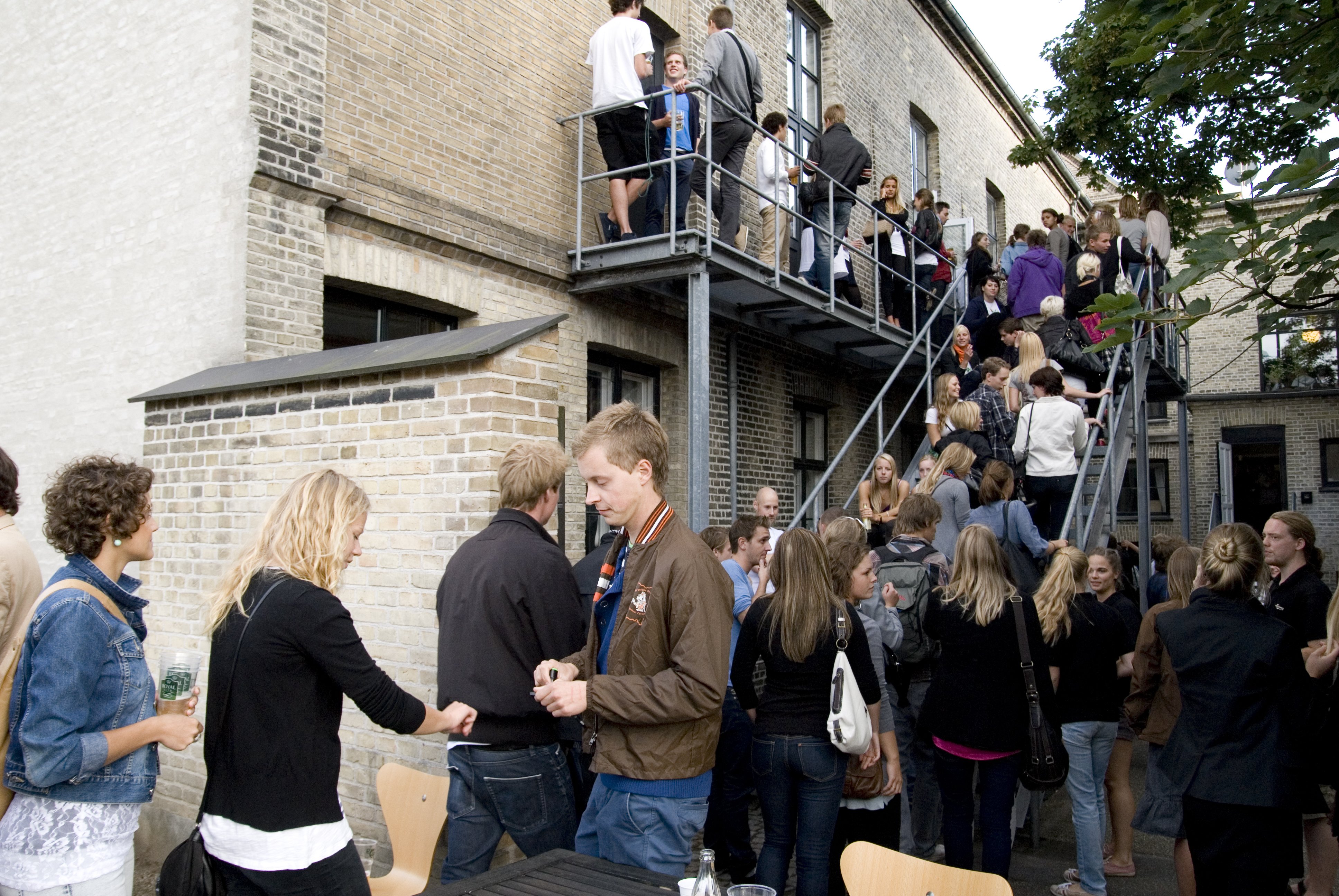 LUK DEM IND - Akademikere er flinke til at hælde penge i statskassen. Ny rapport konkluderer, at det er dumt at udelukke unge fra uddannelser. Her bliver russer fra årgang 2009 lukket ind til fest hos Studenterrådet på Københavns Universitet.