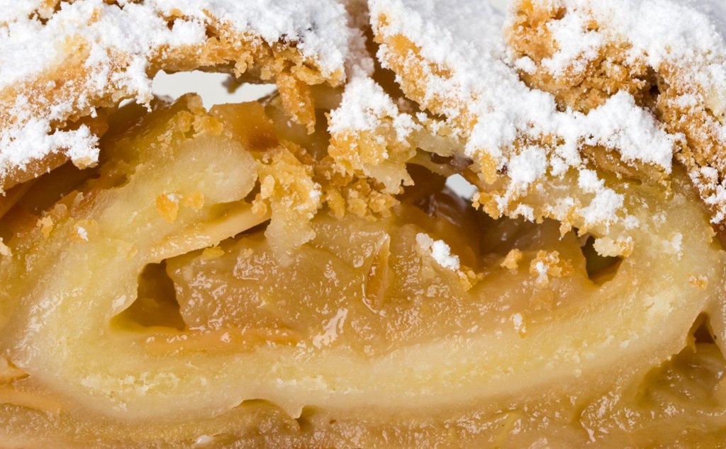 NÆRKONTAKT - Studenterrådet byder i denne uge på kage. Her er fotografen gået i infight med et stykke strudel; Studenterrådet spiller et endnu stærkere kort fra kogebogen: drømmekage.