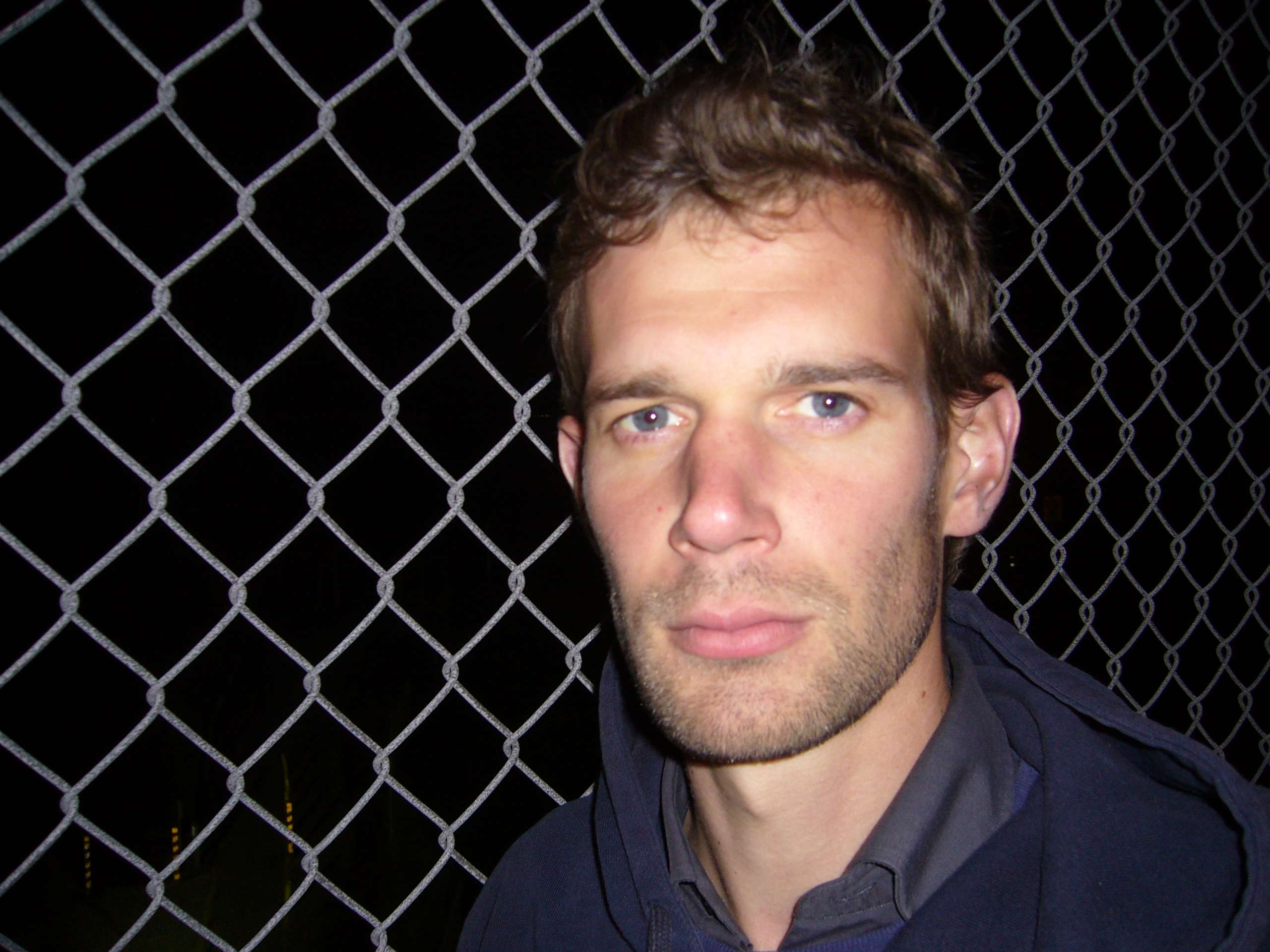 VED EN GRÆNSE - Eller noget. Mangekunstner Nikolaj Zeuthen indfanget tankefuld.