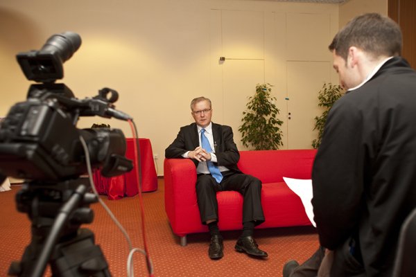 HÅRD SAMTALE - Prorektor Lykke Friis forventer, at EU's udvidelseskommissær, Olli Rehn, vil gå ivrigt i clinch med sit debatpublikum den 8. september på KU. Her er kommissæren fra Finland fotograferet i en anden varm stol.
