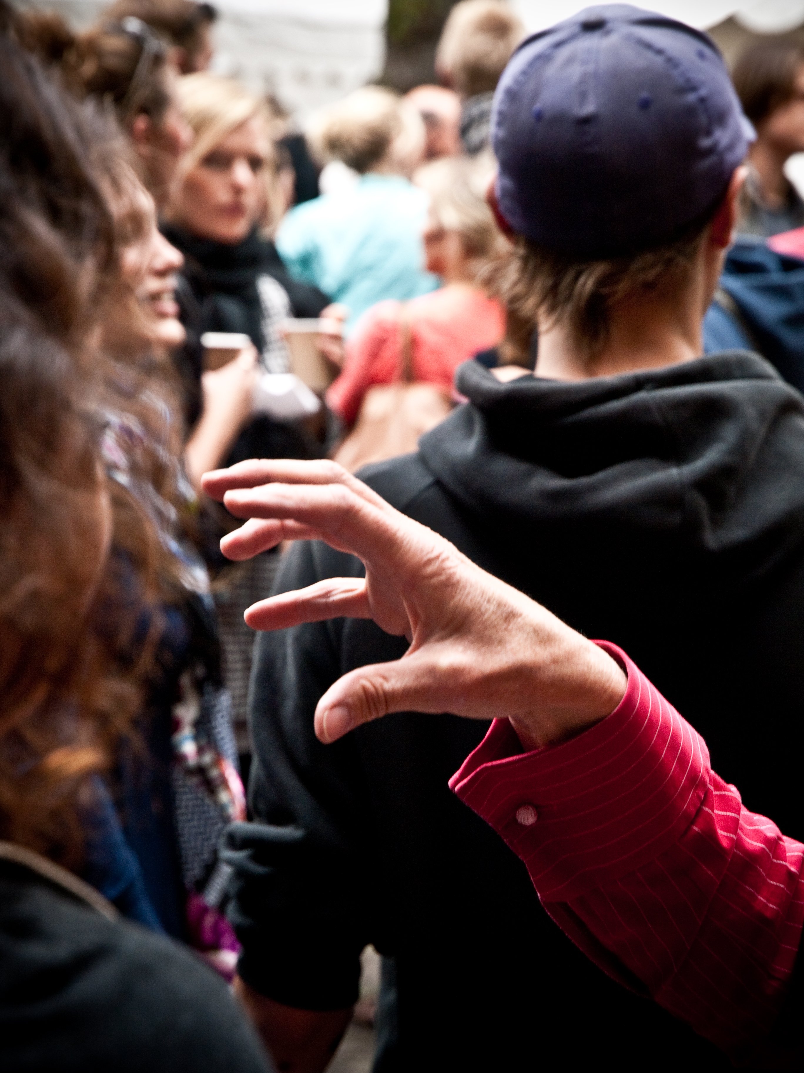 FARLIGE HÆNDER - Københavns Universitet har fået tidens trusler på hjernen. Muskuløse hunde, selvfedme og den allestedsnærværende svineinfluenza. Her maser og skubber de nye studerende i Lindegården oven på en intens dosis taler, råben og sang