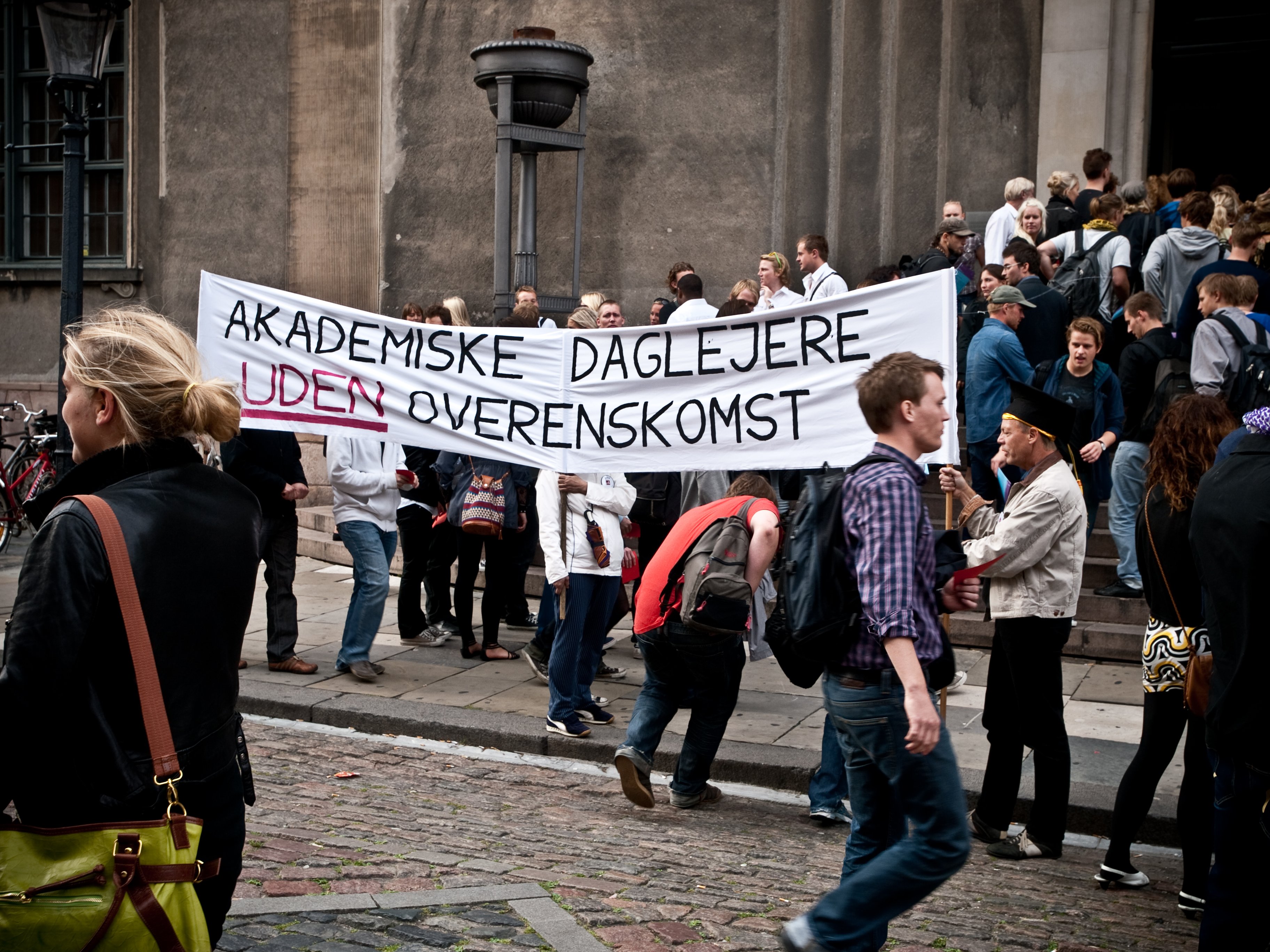 Day labourers - this is how part-time teachers see themselves. Protesting at the Matriculation ceremony.