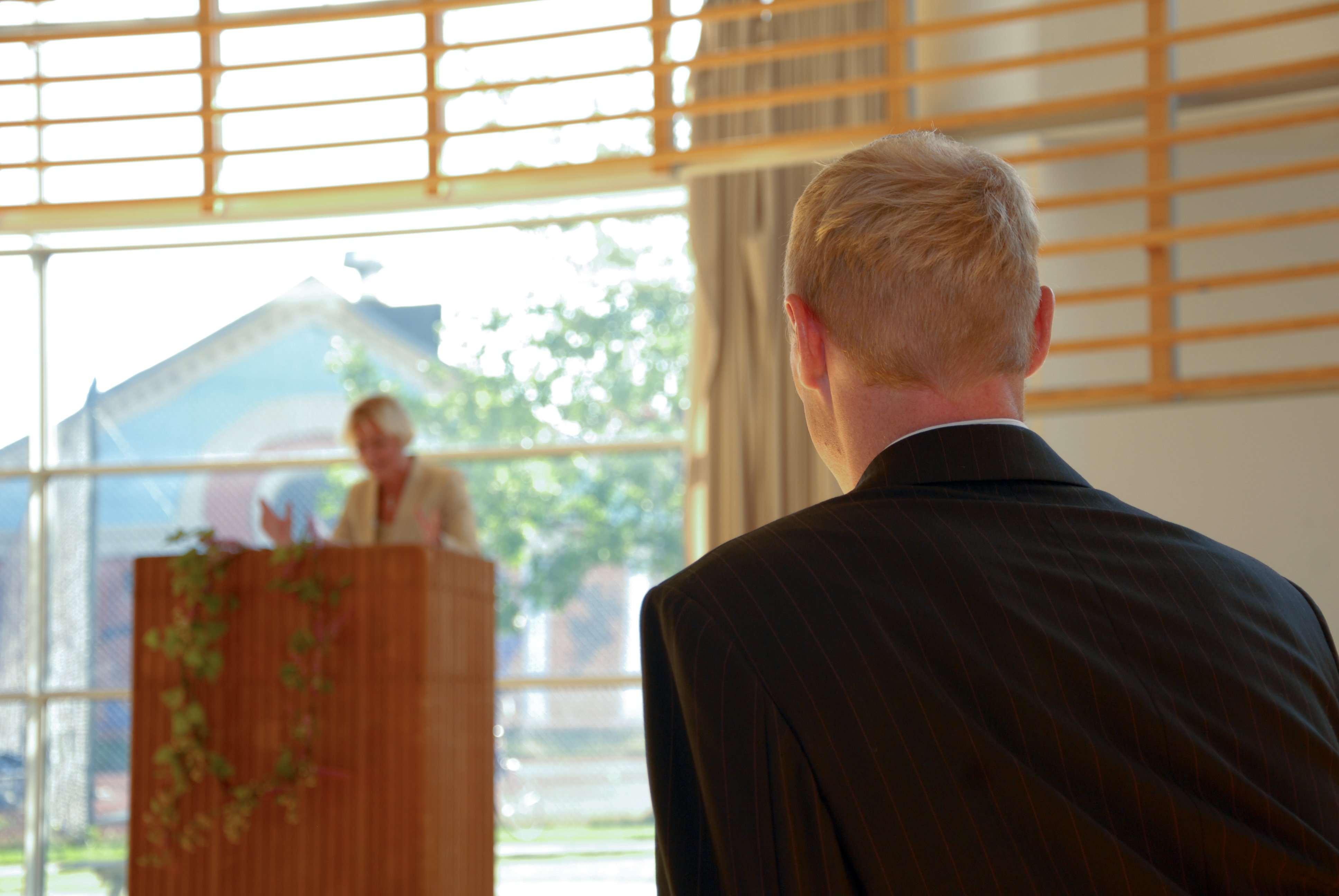 GULDÆG - Nyslået æresalumne Eskild Ebbesen bliver hyldet af prorektor Lykke Friis ved podiet.