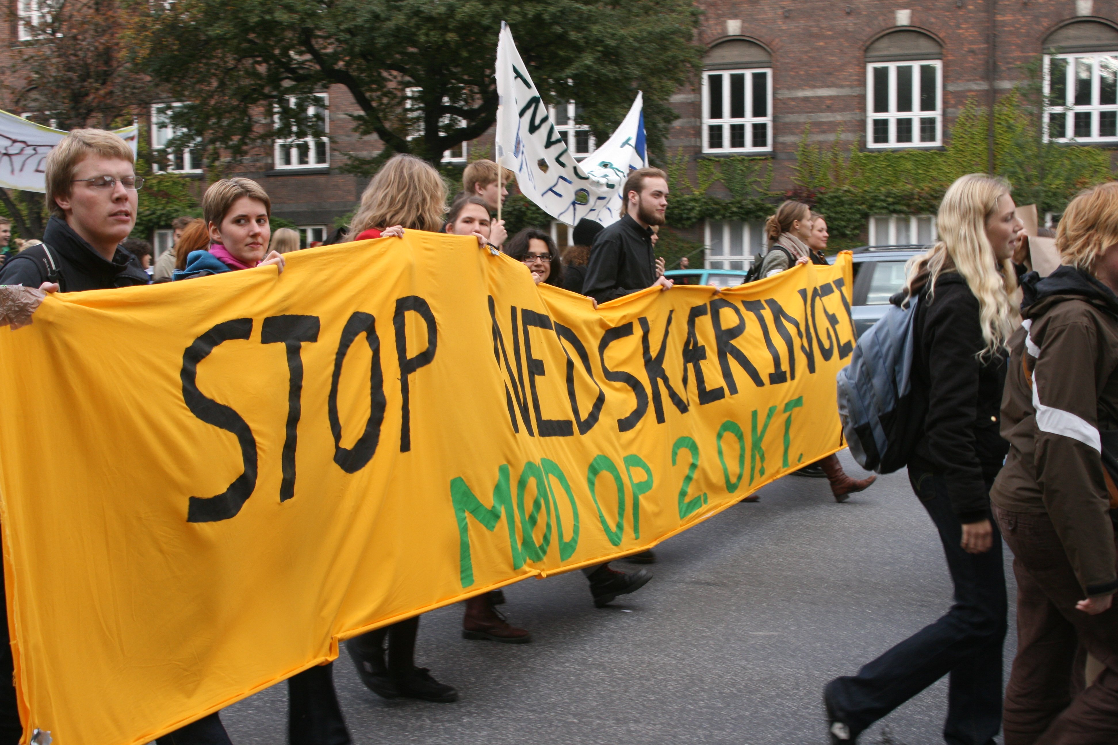 PÅ DEN IGEN – Det er blevet en årligt tilbagevendende begivenhed, at Elev- og Studenterbevægelsen indkalder til demonstration på Folketingets åbningsdag i protest mod regeringens finanslovsforslag. Billedet her er fra 2007. 