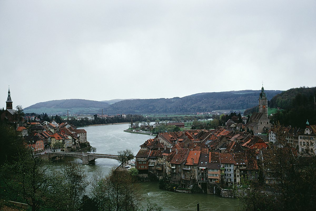TYSKLAND - Til trods for at Berlin i de sidste mange år har virket som en magnet på unge danskere, kniber det fortsat for universiteterne, når det gælder om at skabe begejstring for den fulde tyske oplevelse, floderne, de gamle byer, de sorte skove, gramatikken ...