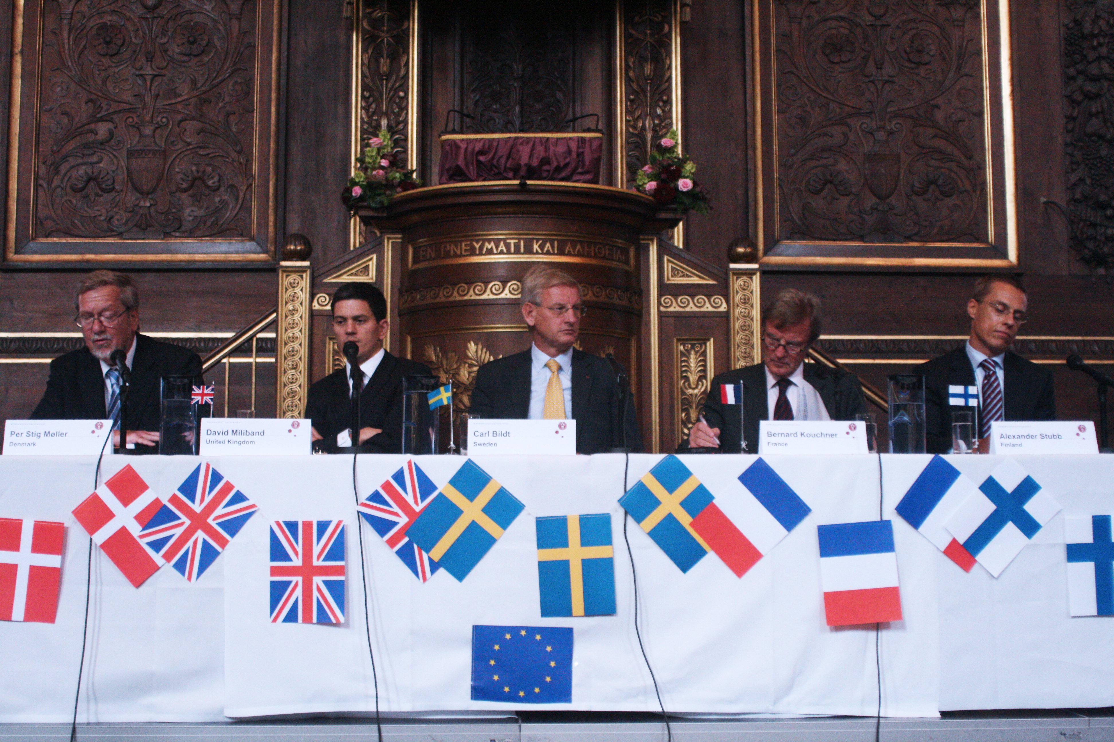 MÆGTIGT - Mødet mellem de fem udenrigsministre i Festsalen den 10. september 2009 var ifølge prorektor Lykke Friis en historisk begivenhed. Fra venstre mod højre ses Per Stig Møller, britiske David Miliband, svenske Carl Bildt, franske Bernard Kouchner og finske Alexander Stubb.