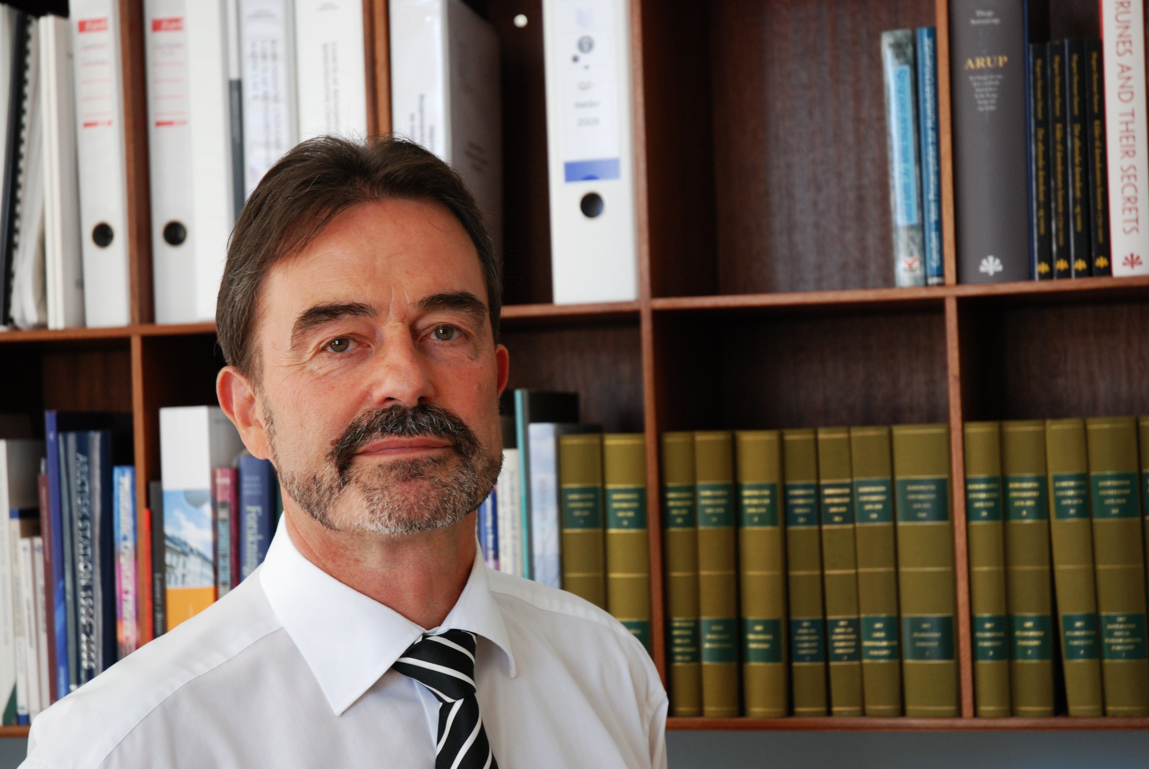 FORTRØSTNING - Ifølge Københavns Universitets direktør Jørgen Honoré skal man ikke lægge for meget i regeringens dystre prognoser om besparelser på universitetet. 