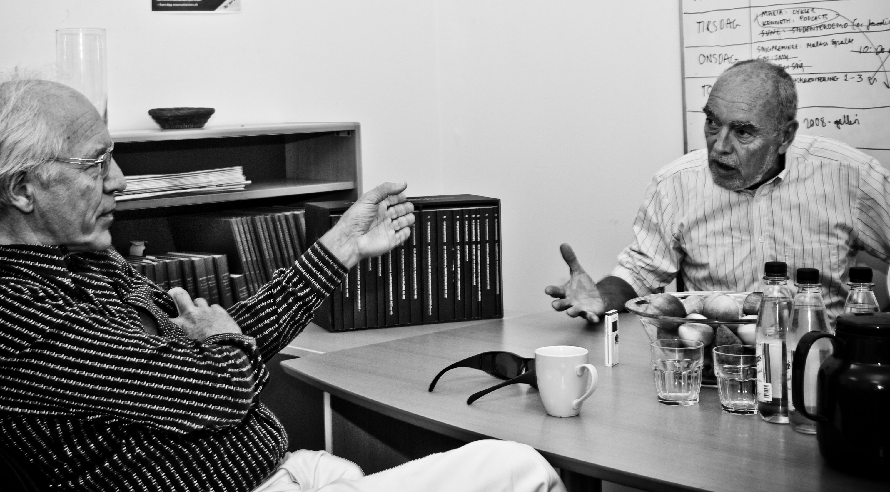 KRYDSFORHØR - Juraprofessor Ditlev Tamm (tv.) har som det eneste medlem af PET-kommissionen indledt sig på et offentligt forsvar af PET-beretningens indhold, som tidligere folketingsmedlem for VS, Preben Wilhjelm, har været den skarpeste kritiker af. Her er de to kamphaner fotograferet på neutral grund i Universitetsavisens lokaler.