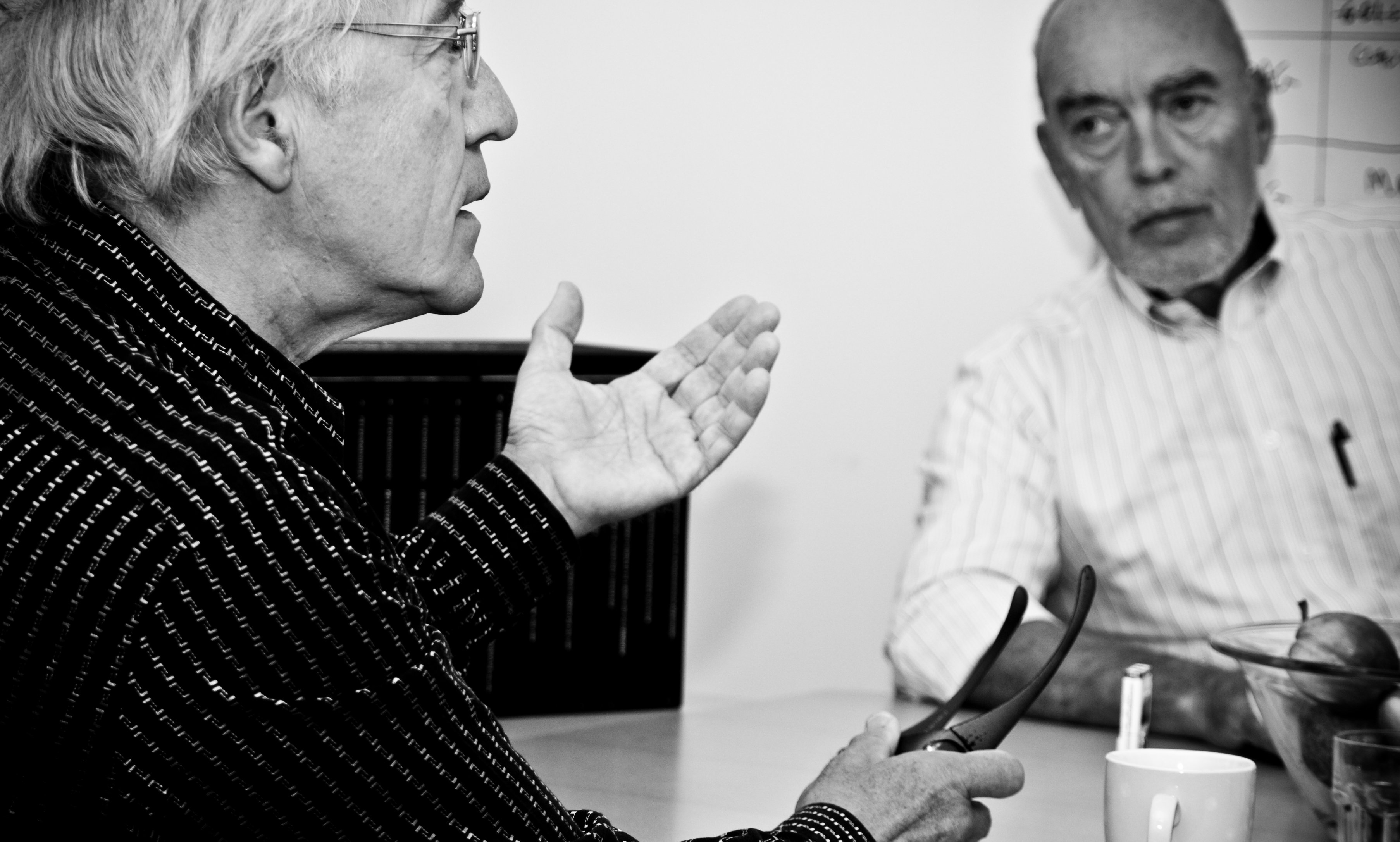 KRYDSFORHØR - Juraprofessor Ditlev Tamm (tv.) har som det eneste medlem af PET-kommissionen indledt sig på et offentligt forsvar af PET-beretningens indhold, som tidligere folketingsmedlem for VS, Preben Wilhjelm, har været den skarpeste kritiker af. Her er de to kamphaner fotograferet på neutral grund i Universitetsavisens lokaler.