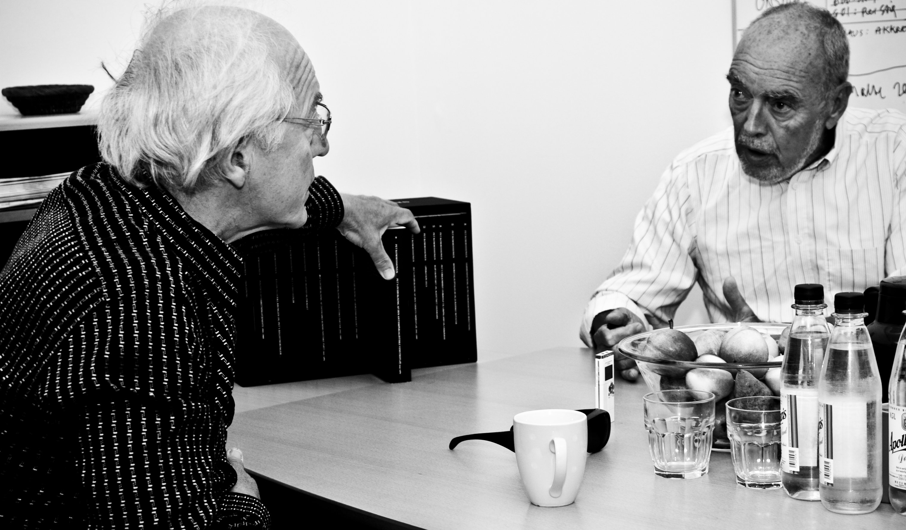 KRYDSFORHØR - Juraprofessor Ditlev Tamm (tv.) har som det eneste medlem af PET-kommissionen indladt sig på et offentligt forsvar af PET-beretningens indhold, som tidligere folketingsmedlem for VS, Preben Wilhjelm, har været den skarpeste kritiker af. Her er de to kamphaner fotograferet på neutral grund i Universitetsavisens lokaler.