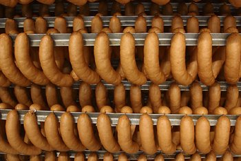 PØLSEFABRIK - Fordybelse skal forløbe i samlebåndsfart, mens de studerende presses gennem uddannelsessystemet med taxametre og aktivitetetskrav over hovederne. Det er med til at gøre de studerende dårligere end de var i den gamle skole, mener universitetslærerne ifølge ny undersøgelse.