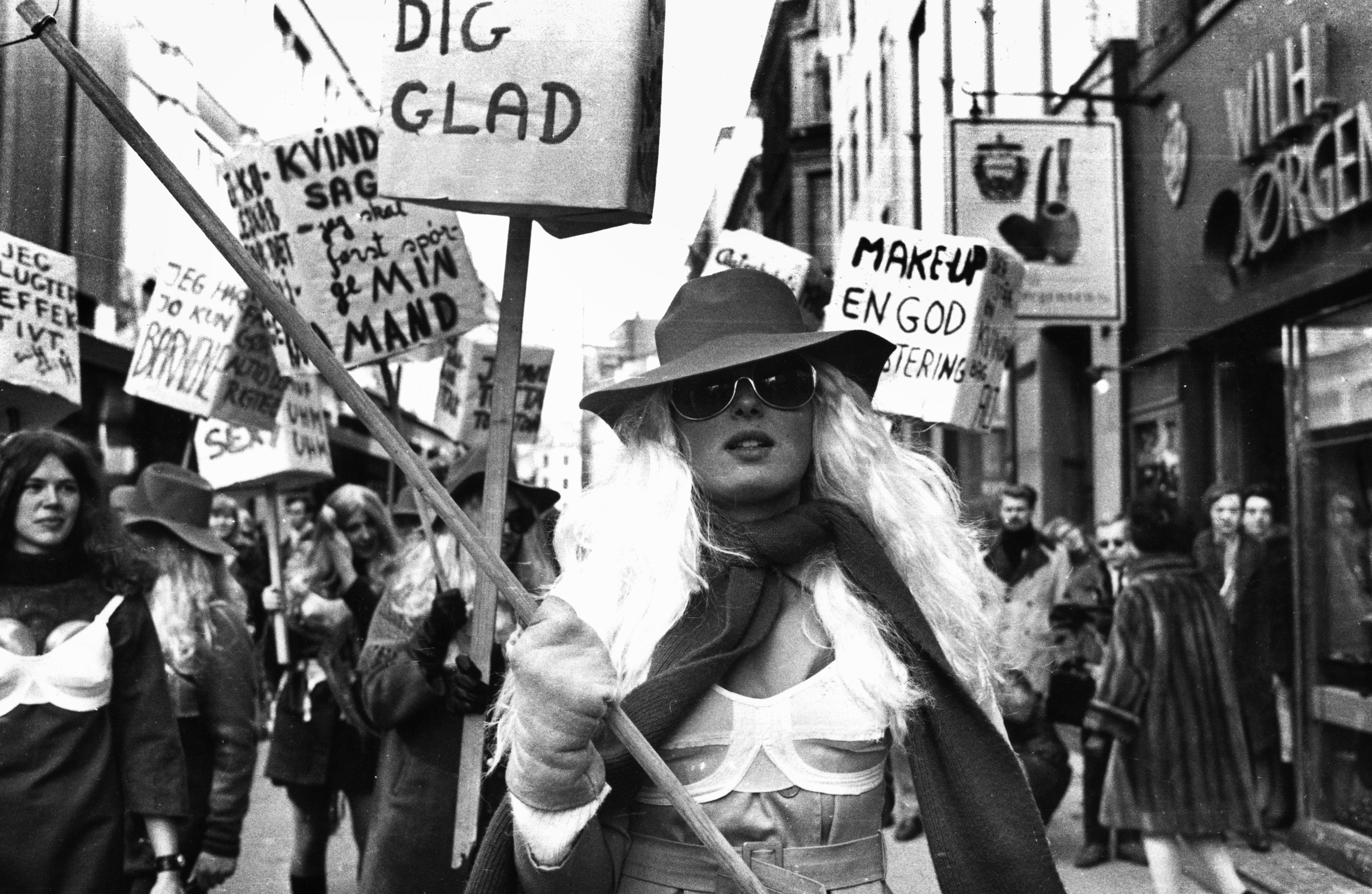 SPIONER? - Venstreorienterede miljøer blev i vid udstrækning overvåget af PET under den Kolde Krig, selv om skiftende justitsministre forsikrede Folketinget om, at man ikke registrerede danske statsborgere alene på grund af lovlig politisk aktivitet. Her demonstrerer kvindebevægelsen i 1970 med Ninon Schloss i front.