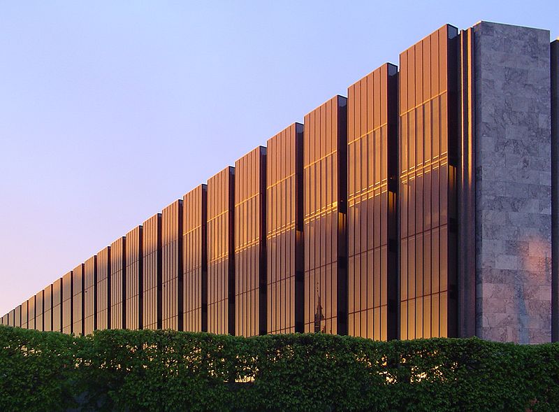 NATIONALBANKEN - Arne Jacobsens pengetank glimter indelukket i aftensolen i København.