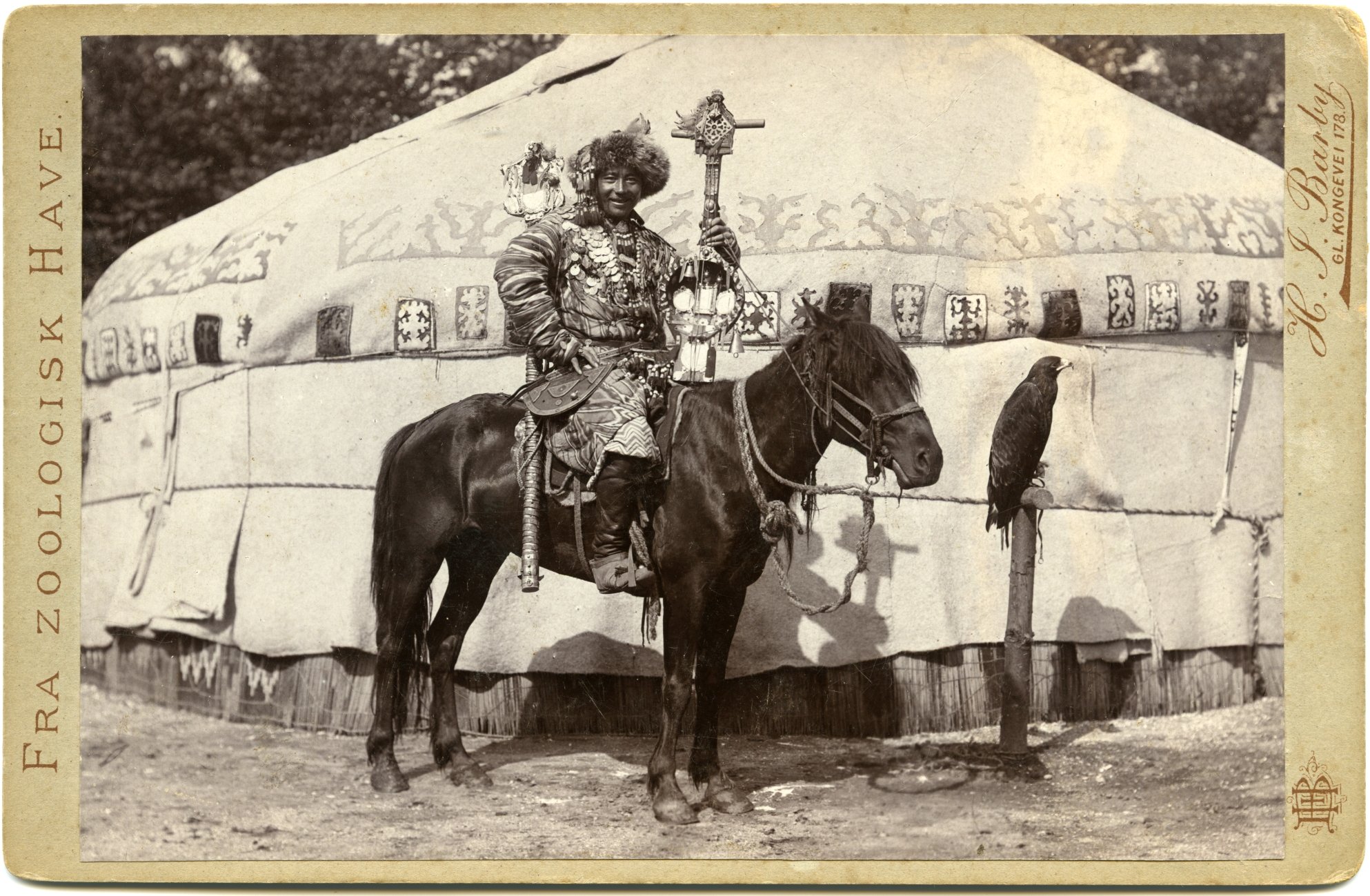 TIL HEST – De kirgisiske mænd fik de danske kvinder til at dåne, når de opførte deres aggressive hesteshows