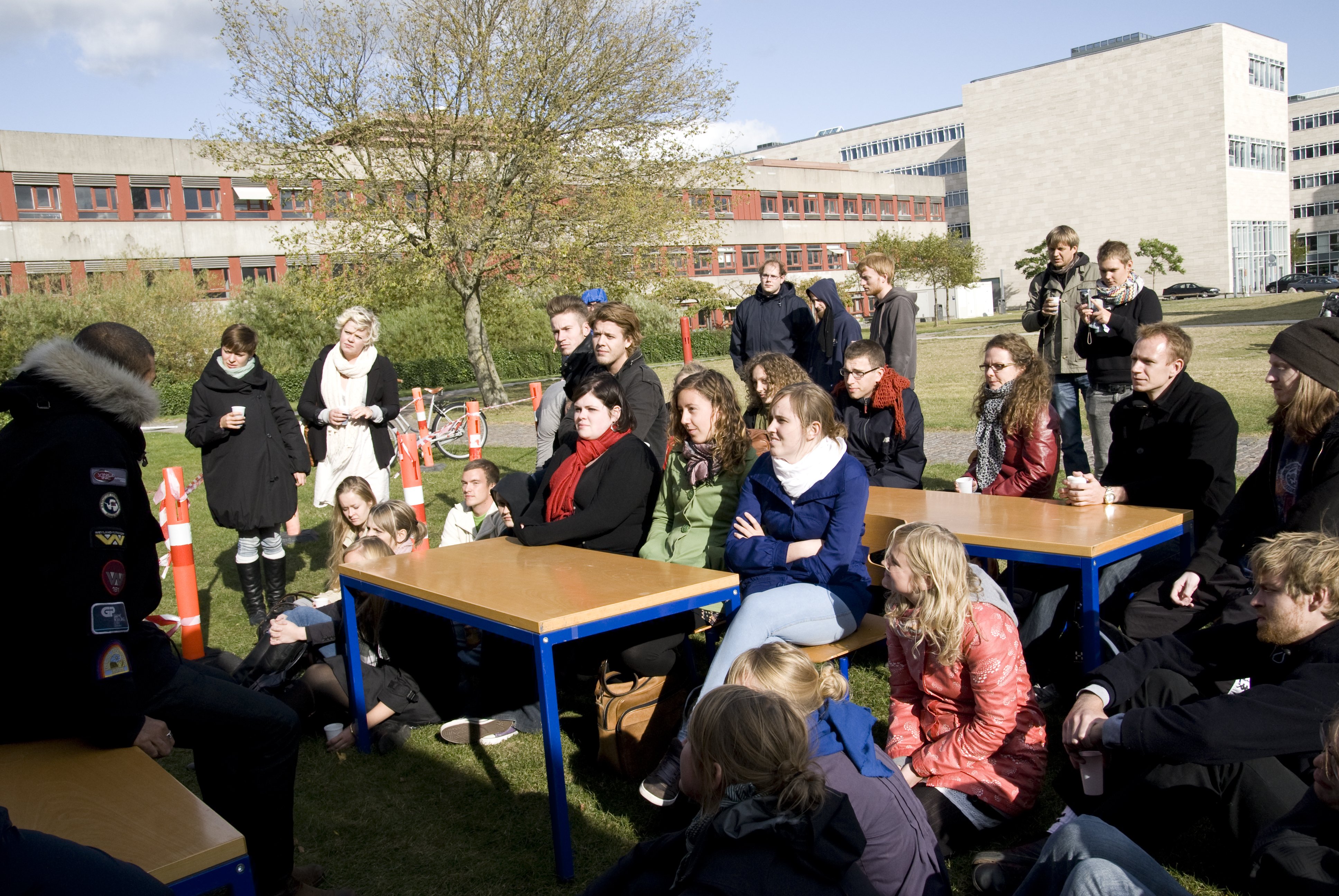 AKTION - Fra stol til gulv til vindueskarm til græs. De studerendes forhold til værre og værre, men selv om de skal sidde under åben himmel, vil der gerne have mere undervisning. Professor Vincent Hendricks vil gerne give den.