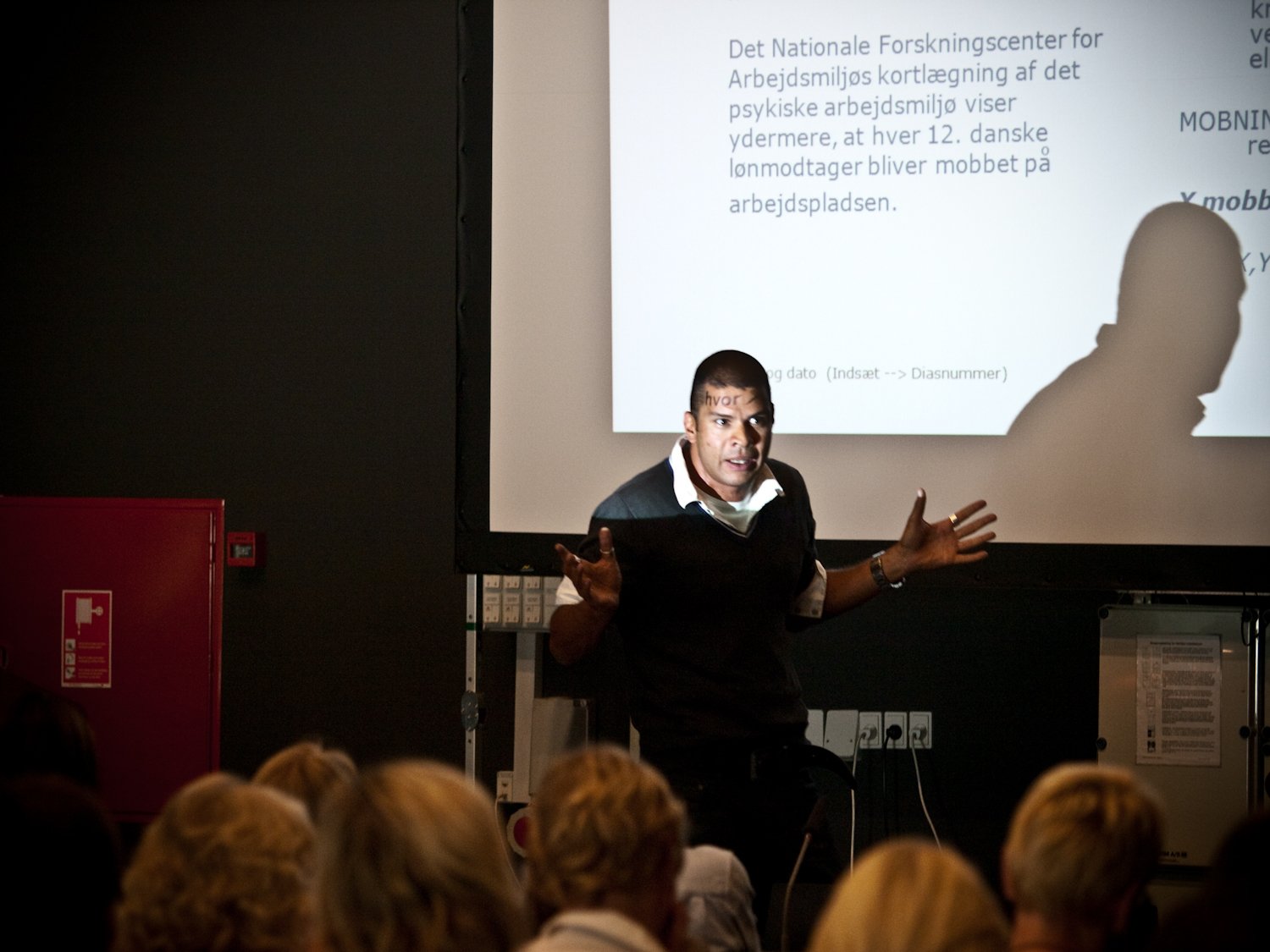 MOBBEKONFERENCE - Logikprofessor Vincent Hendricks gestikulerer manende for de mobbende og de mobbede på KUA. Sebastian Olden-Jørgensen analyserer konferencens grundlag.
