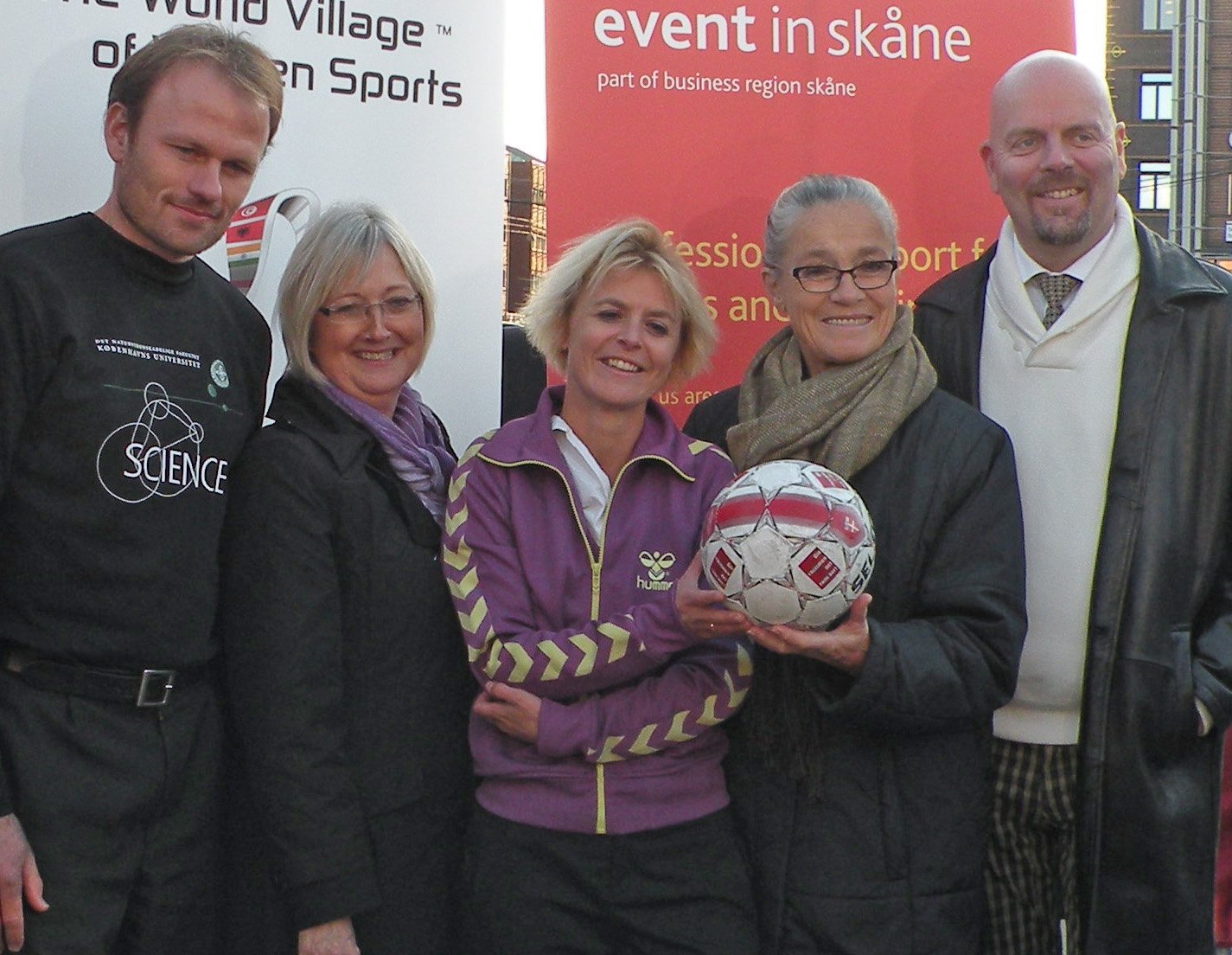 University of Copenhagen researchers presented their results at the City Hall Square. Prorector Lykke Friis is in the middle with Lord Mayor Ritt Bjerregaard, number four from the left. 