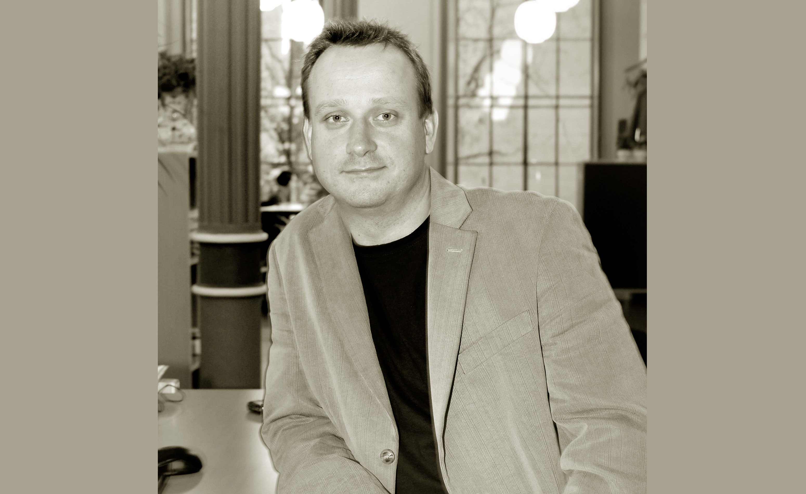 STUDIECHEF CLAUS NIELSEN: »KU har ikke før haft en egentlig handikappolitik med tilhørende handikaphandleplan. Det vil KU få nu. Holdningen til handikap skal også ændres. Alle administratorer skal for eksempel gerne have en form for kundebevidsthed i retning mod, at der bør være plads til alle på KU.«