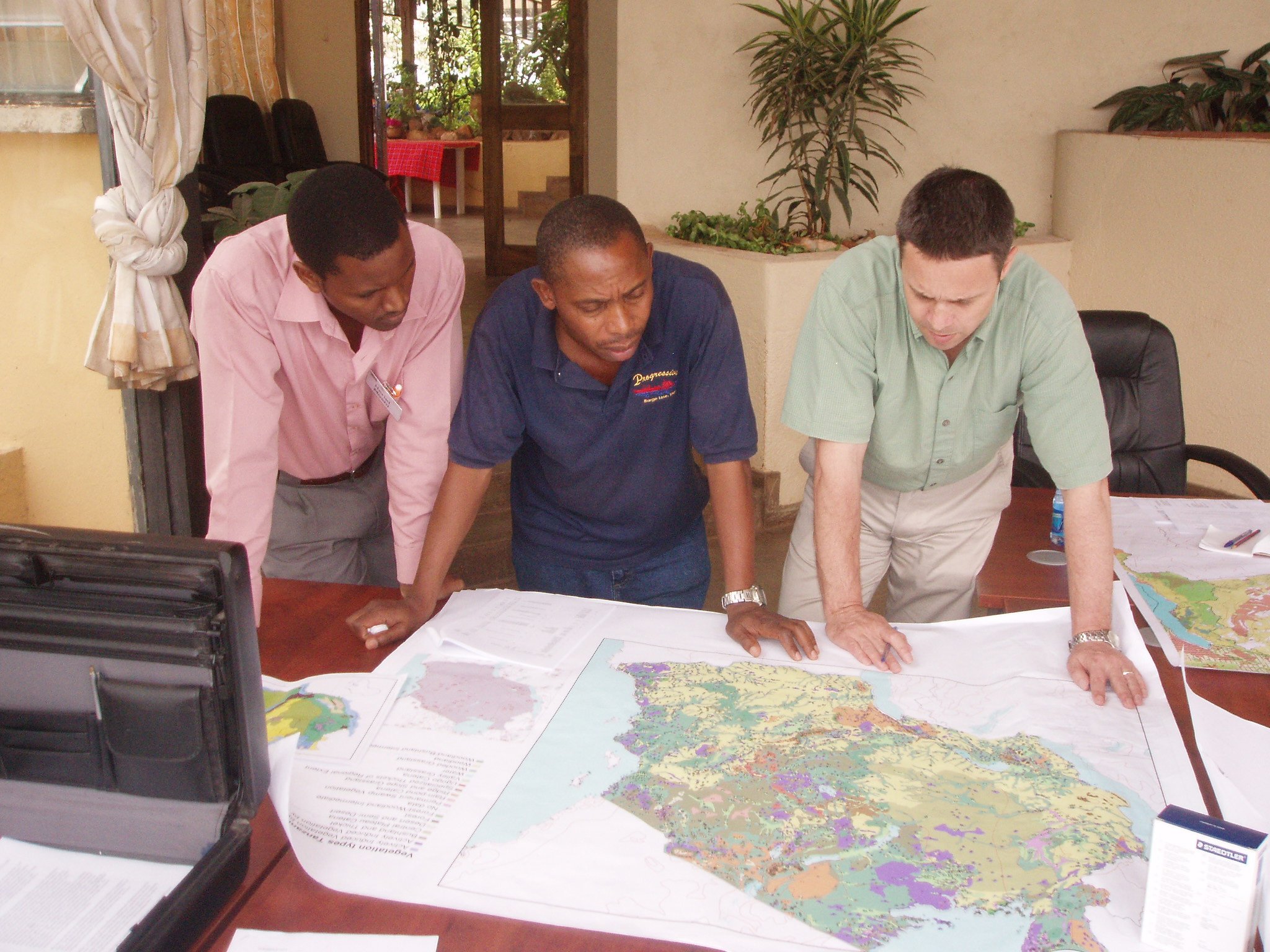 TRÆER - Deltagerne i projektet studerer nye og gamle vegetationskort