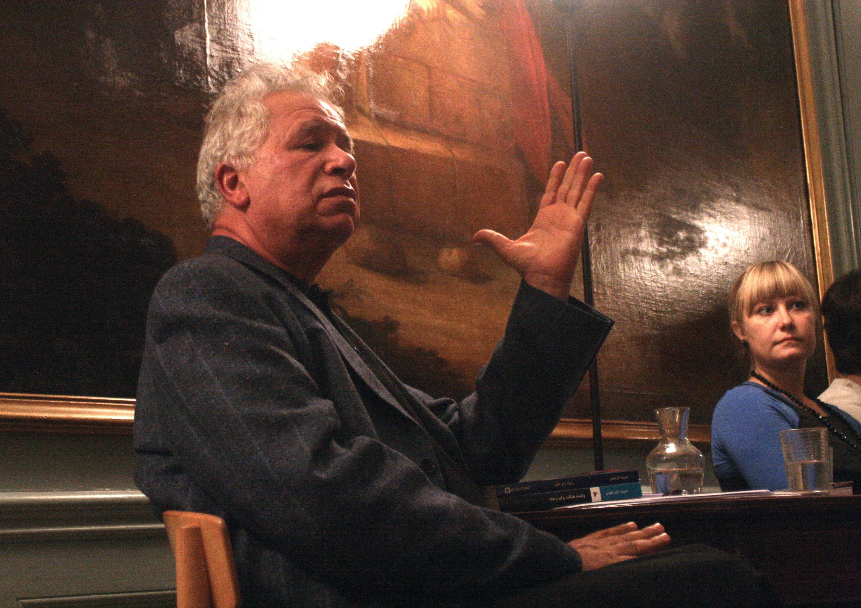 ÆSTETIKER - »Jeg er fire år ældre end staten Israel. Al denne historie og tragedie burde gøre en mand bitter, men bitterhed og vrede er en del af problemet, ikke af løsningen.« Mourid Barghouti her med sin danske oversætter Caroline Gjellerod.