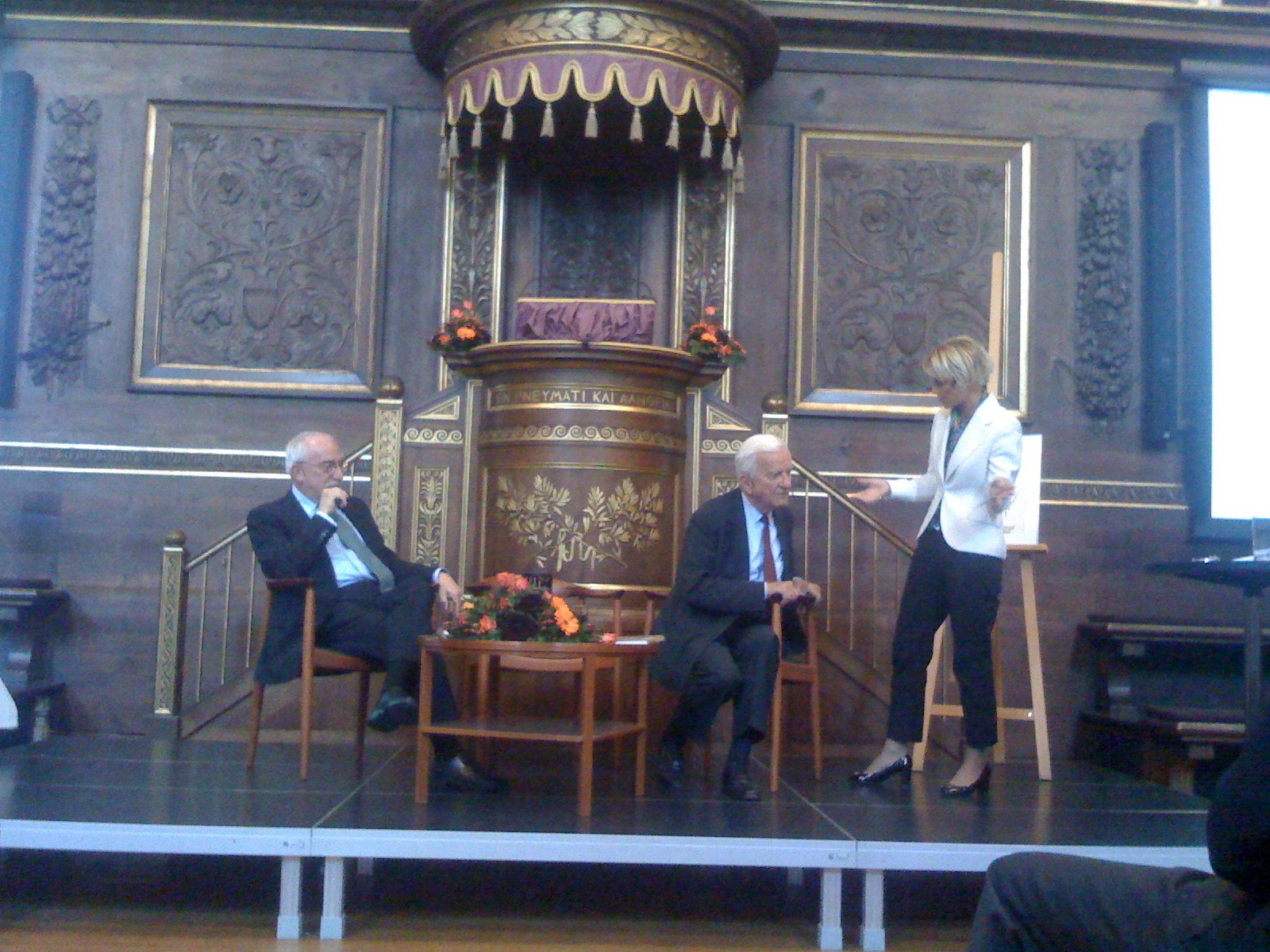 Uffe Ellemann-Jensen (left) in discussion with Richard von Weizsäcker and Prorector Lykke Friis