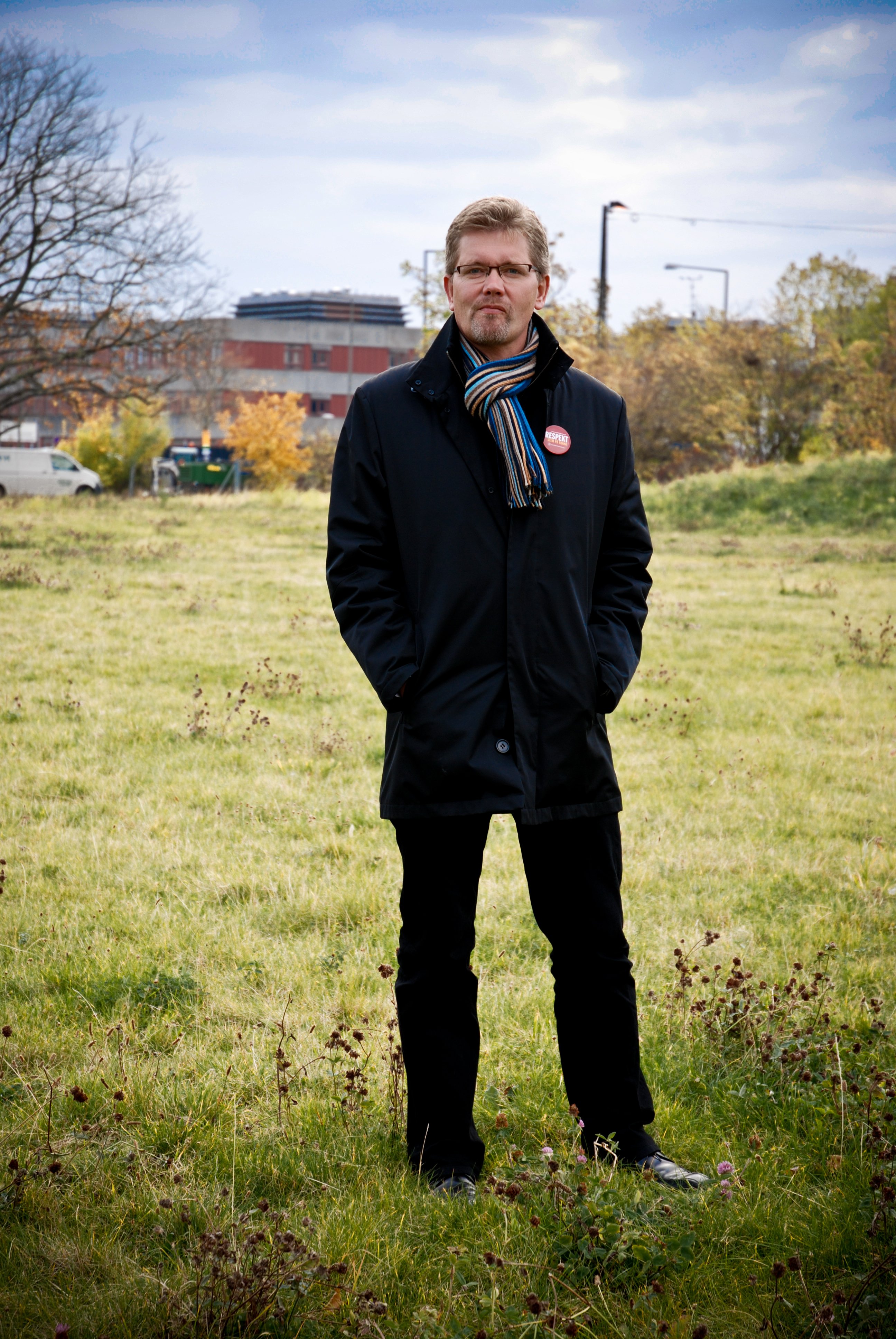 UNIVERSITETETS MAND? - Københavns sandsynligvis kommende overborgmester på græs på Islands Brygge. Her bor de studerende for 3.000 kroner om måneden, og de skal ikke regne med, at det bliver billigere, mener Frank Jensen.