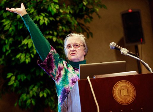 TA-DAH - Elinor Ostrom er den første kvindelige modtager af Nobelprisen i økonomi, som hun i år deler med Oliver E. Williamson.