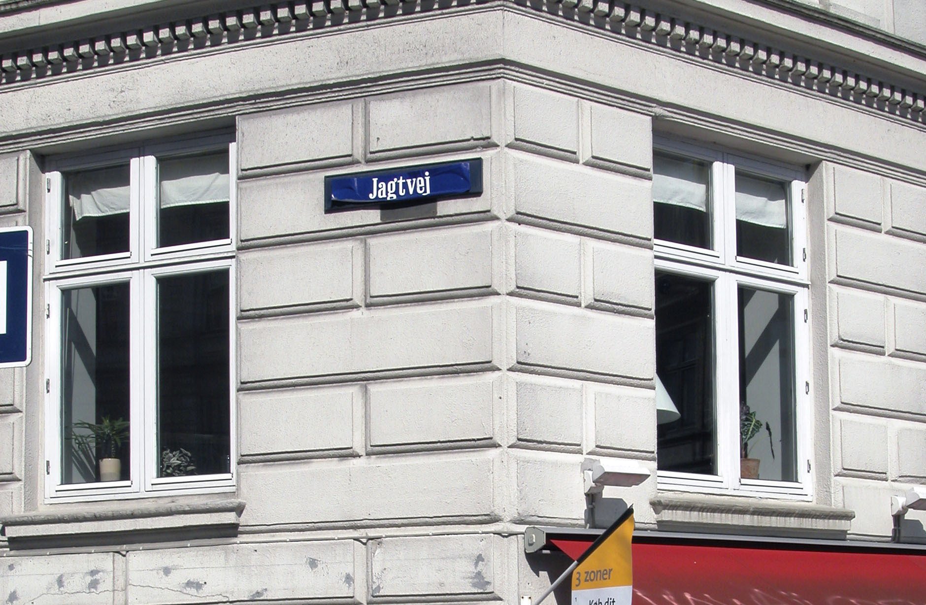 JAGTVEJ JAGTVEJ – En måneds tid efter Ungdomshuset i 2007 blev ryddet af politiet, gennemførte aktivister en stor fordrejnings- og tilbageerobringsaktion, hvor de omdøbte tusinde af gader og veje til Jagtvej. De havde fået fremstillet klistermærker af gadeskilte med teksten 'Jagtvej', som blev klistret på gadeskilte over alt i København og andre byer.