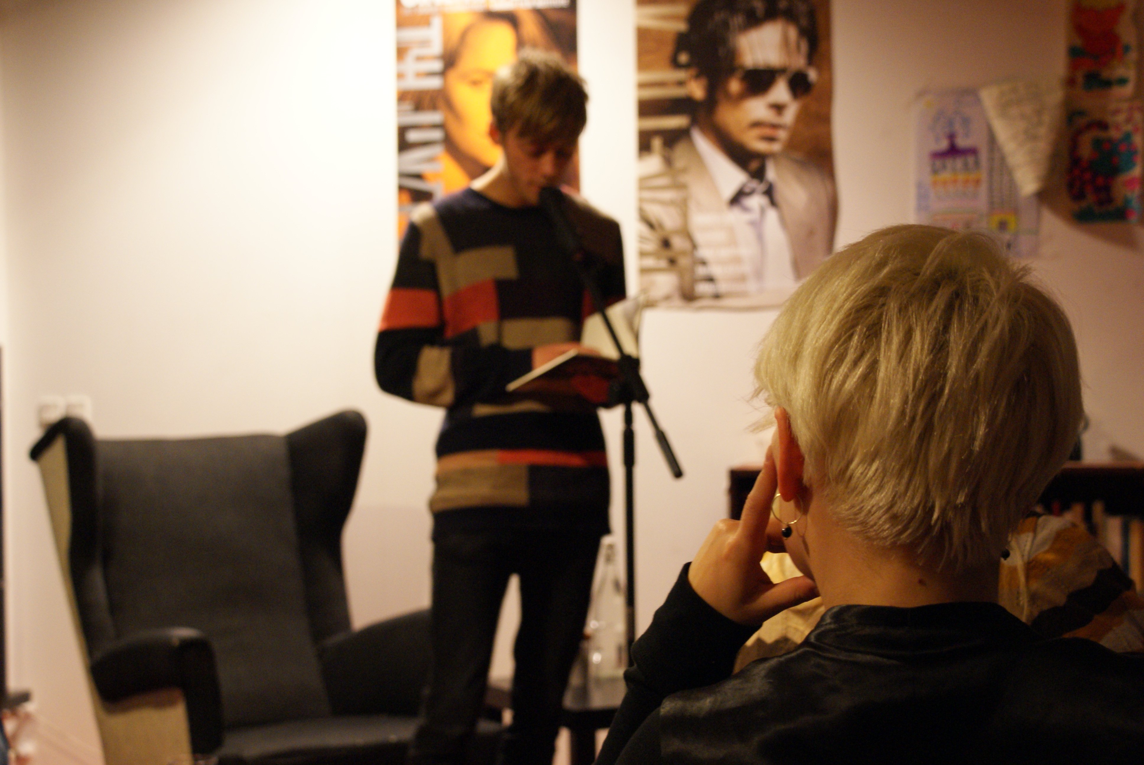 POETISKE ORD - Lyrikglade litteraturstuderende lagde hovedet på skrå og benene over kors, da Theis Ørntoft kom til reception for Trappe Tusind nummer tre. Han kom, fordi han havde både lyst og tid, og så fordi han selv bidrager til den nye udgivelse.  