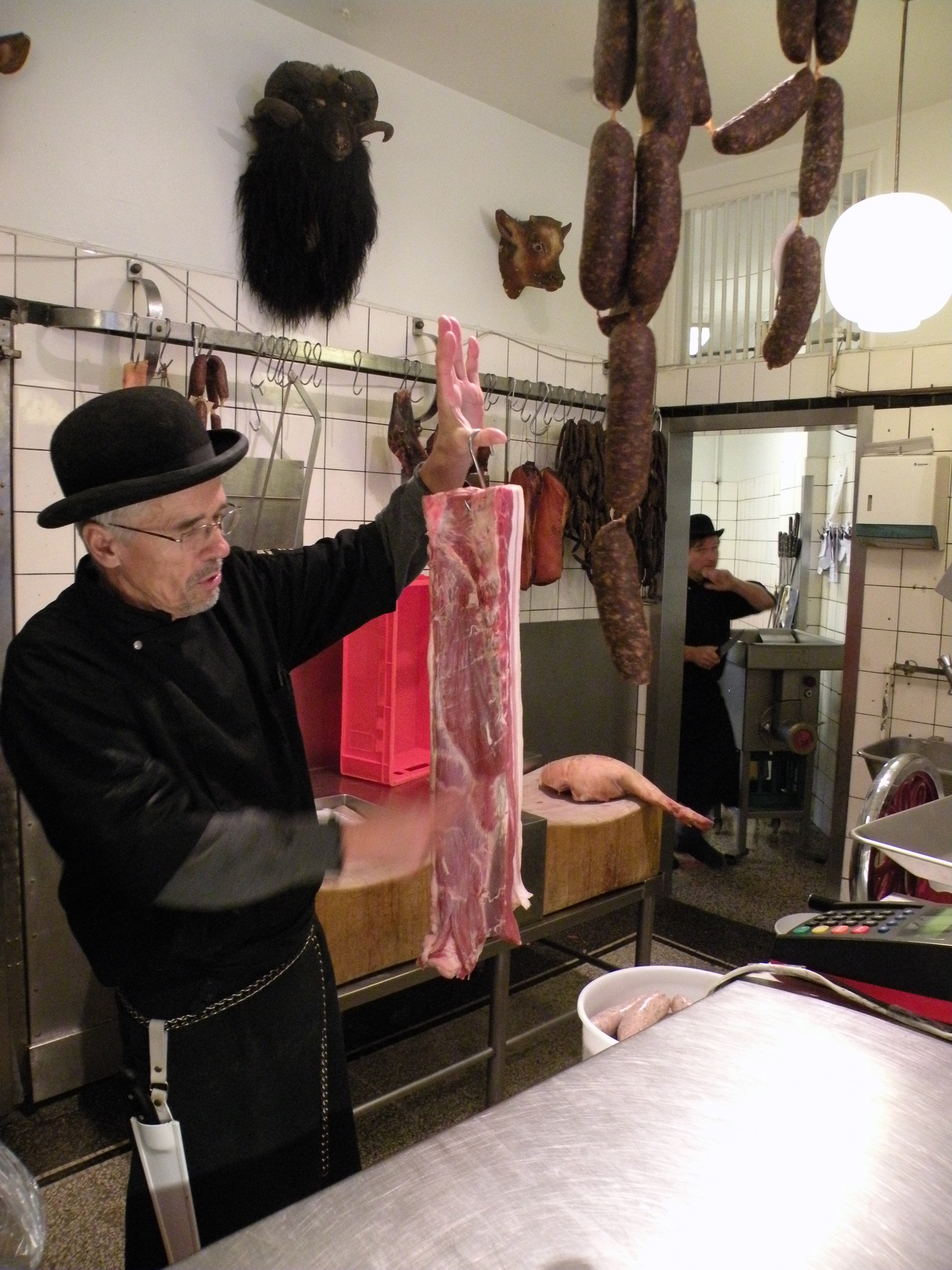 GRIS - Slagteren dominerer indkøbssituationen med fagmandens sikkerhed. Vi køber for meget. Budgettet skrider. 