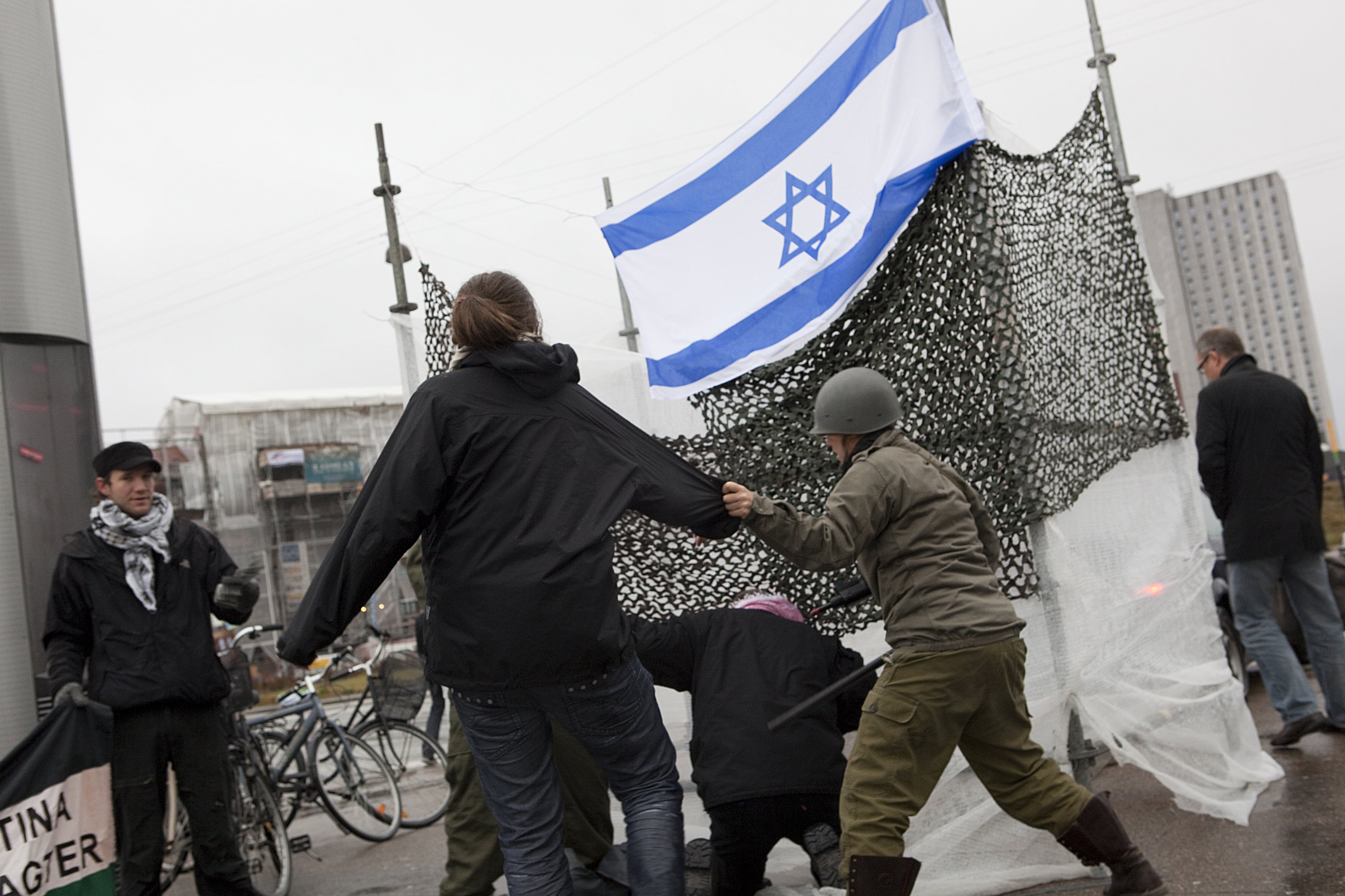 CHECKPOINT - Israeli soldiers violently harrassed students at the University of Copenhagen, Tuesday 10 November. As a street performance, of course.